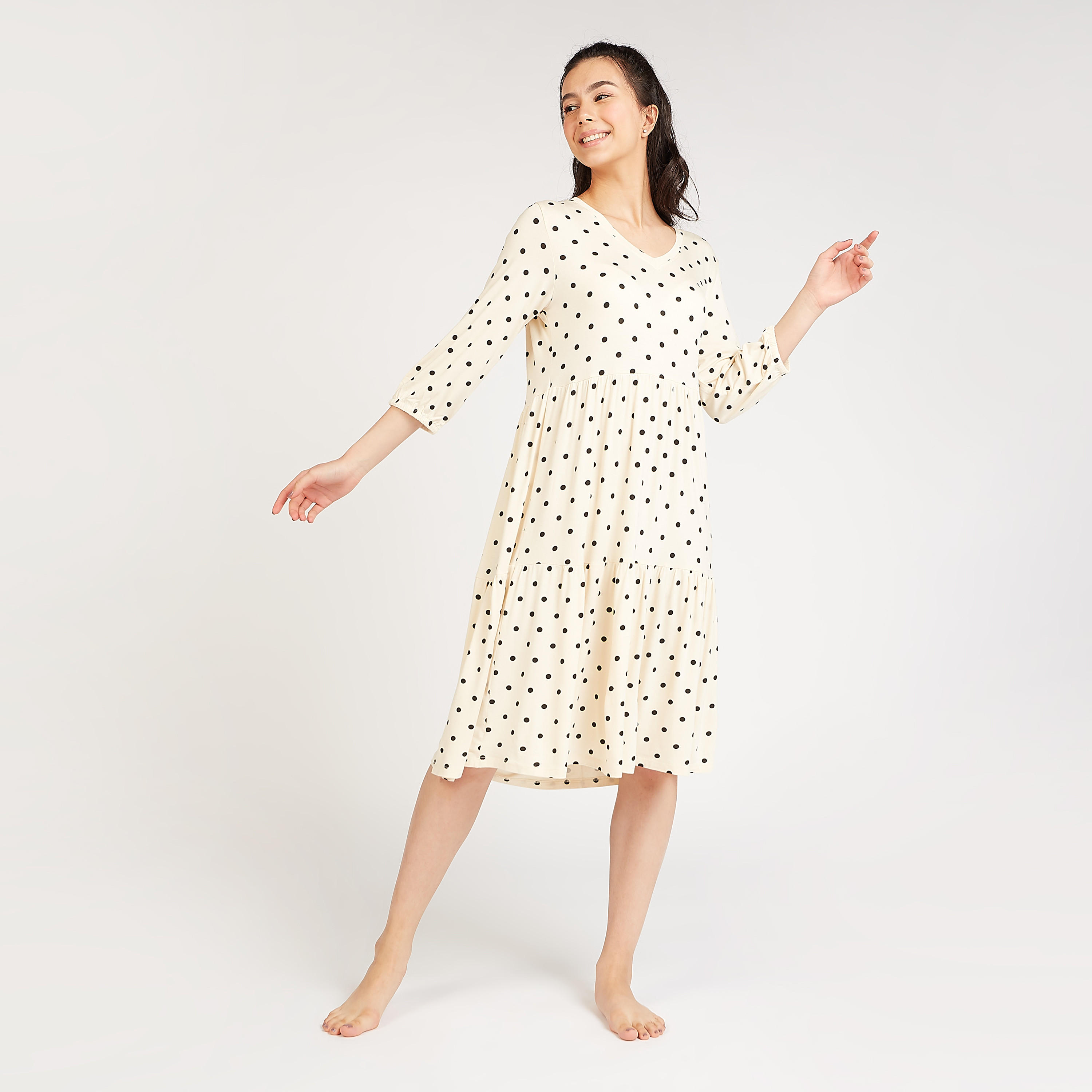 فستان نوم بياقة V وأكمام 3/4 وطبعات منقّطة-women-clothing-nightwear-nighties-image-2