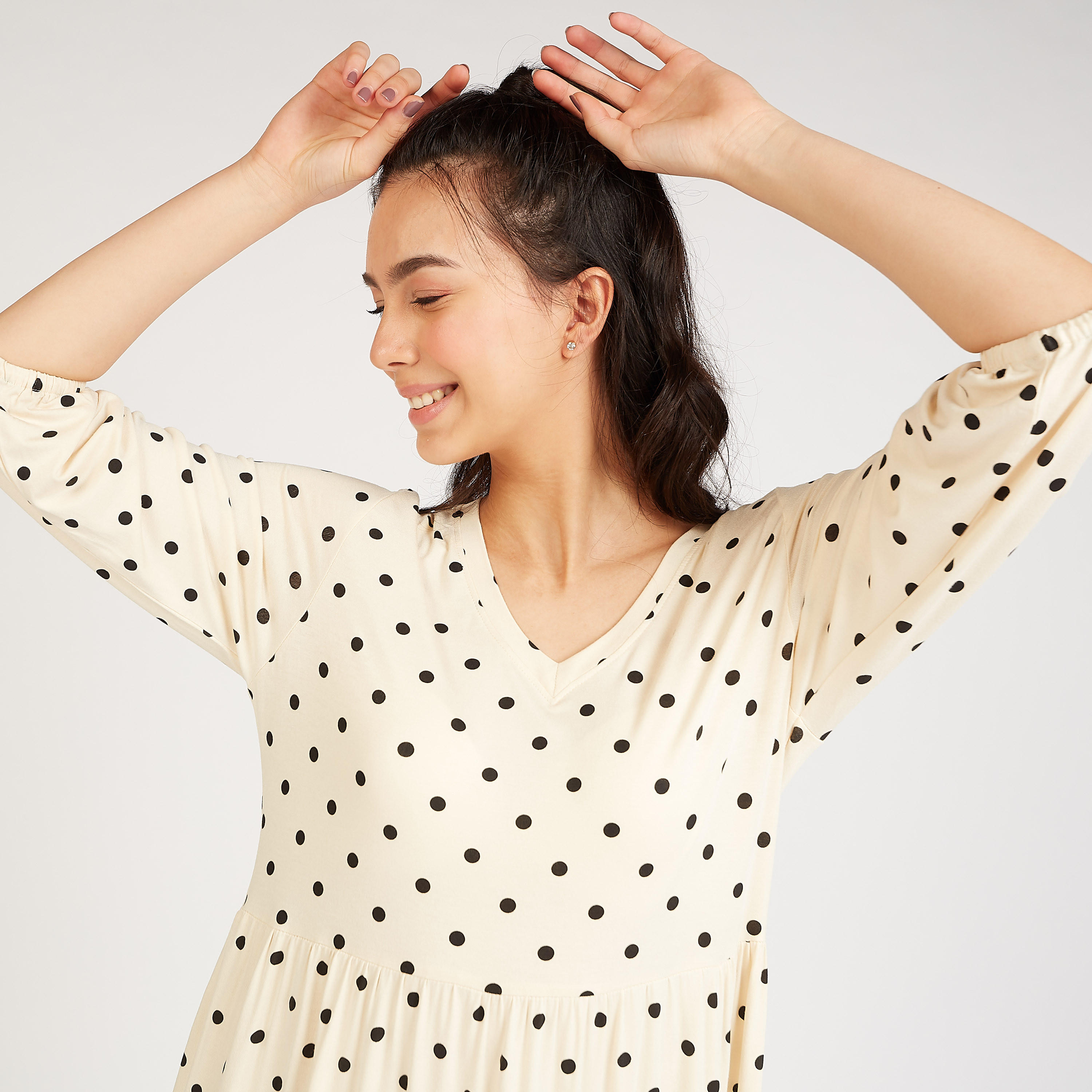 فستان نوم بياقة V وأكمام 3/4 وطبعات منقّطة-women-clothing-nightwear-nighties-image-3