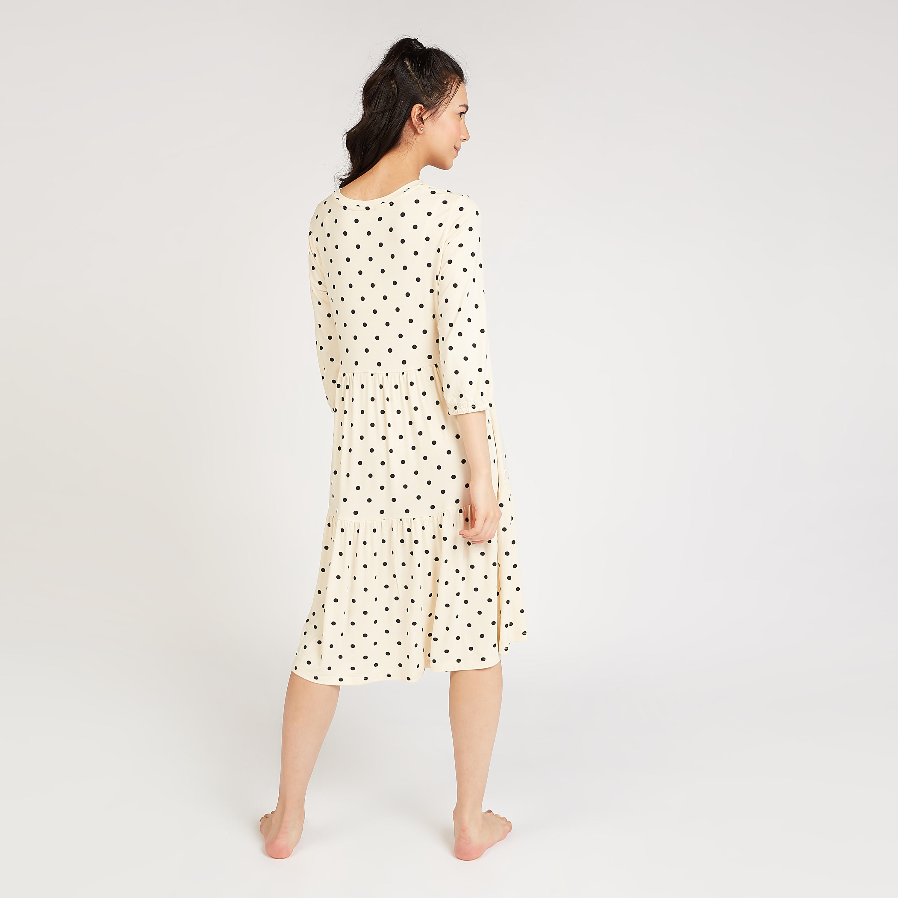 فستان نوم بياقة V وأكمام 3/4 وطبعات منقّطة-women-clothing-nightwear-nighties-image-4