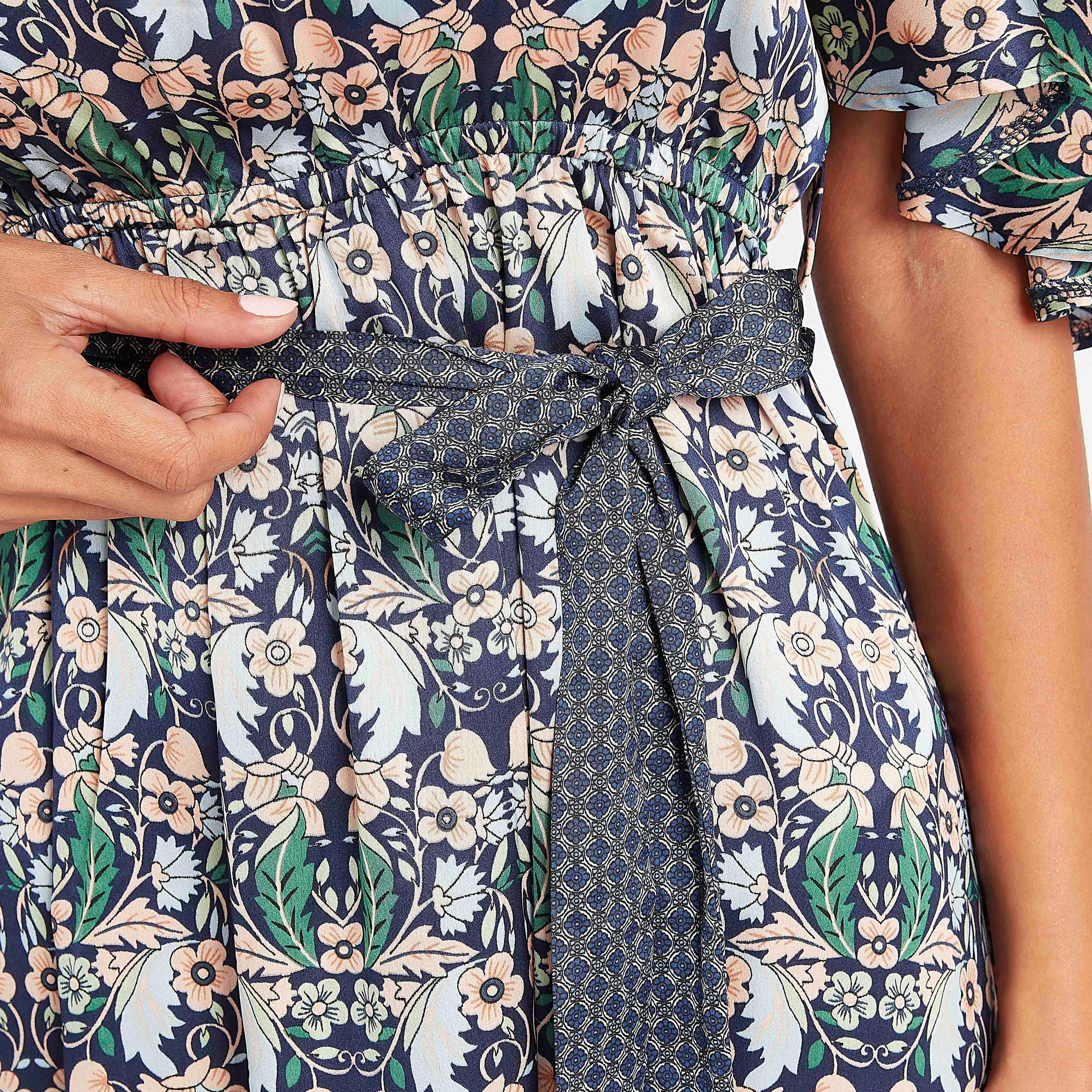 فستان نوم بطبعات أزهار بياقة v وأكمام لامعة وأربطة-women-clothing-nightwear-nighties-image-3