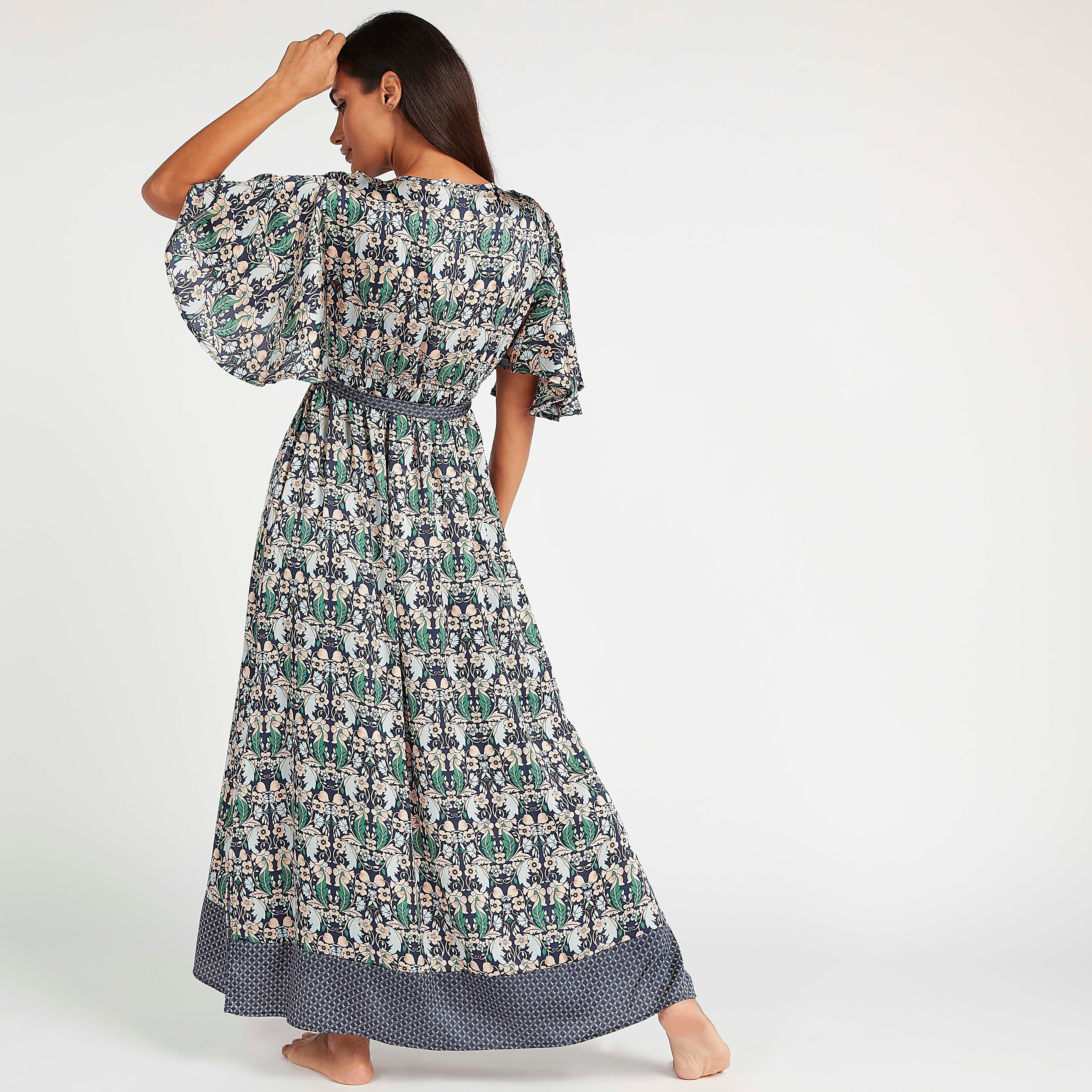 فستان نوم بطبعات أزهار بياقة v وأكمام لامعة وأربطة-women-clothing-nightwear-nighties-image-4
