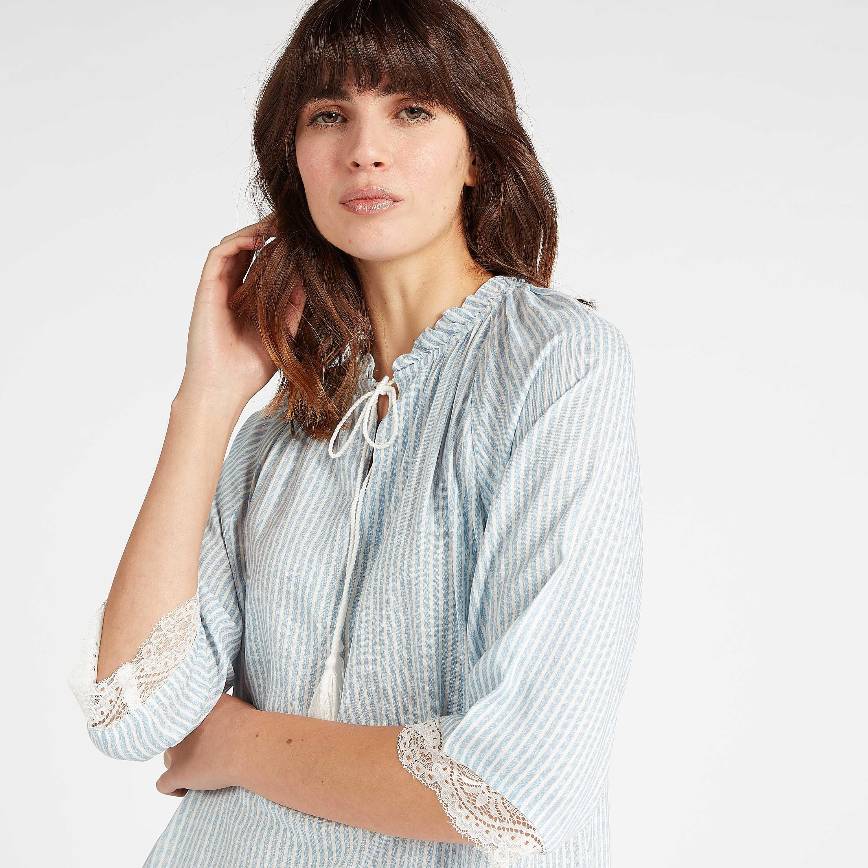 قميصنوم مخطّط بطول غير مستوي مع تفاصيل دانتيل وربطة عنق-women-clothing-nightwear-nighties-image-2