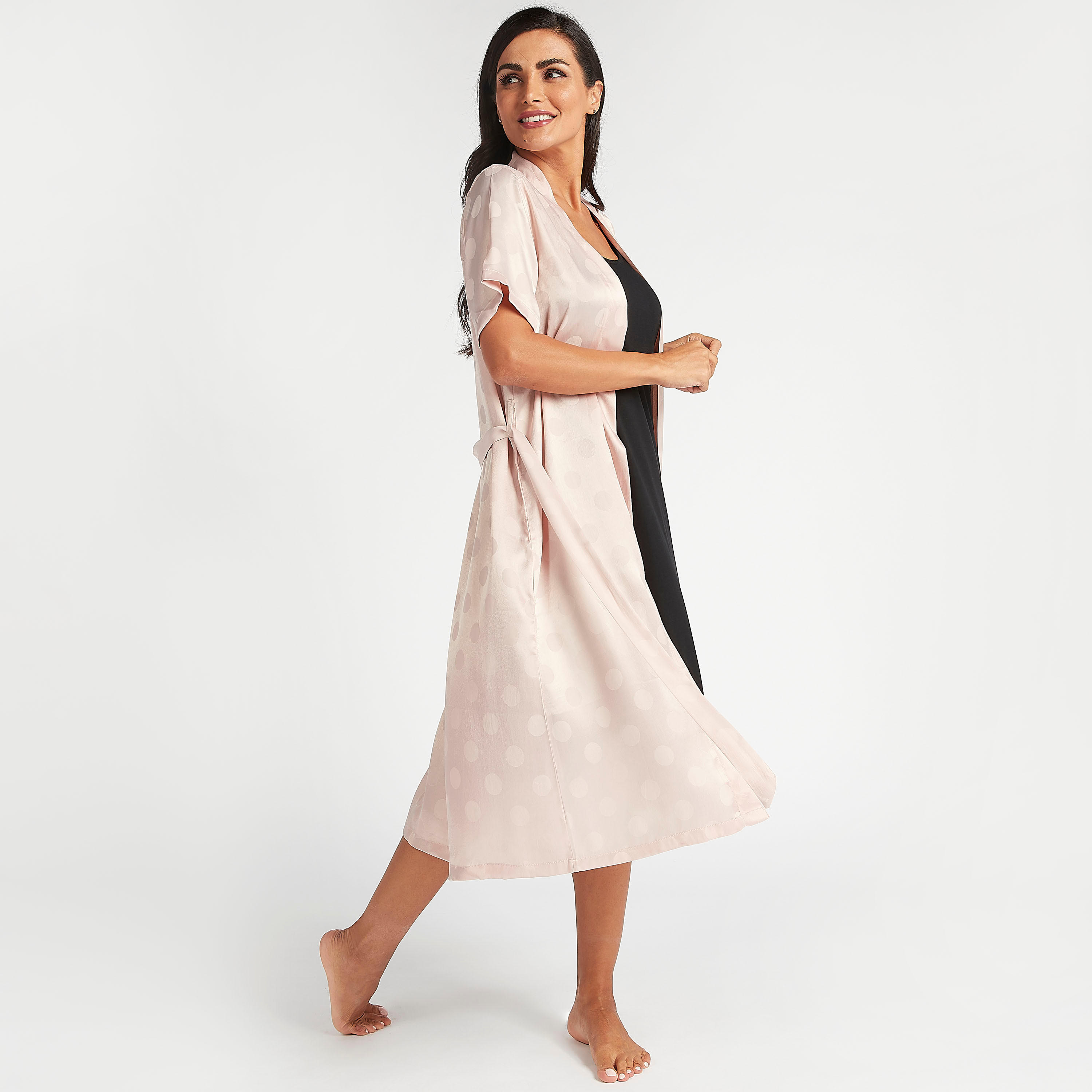روب منقّط بأكمام قصيرة وأربطة-women-clothing-nightwear-robes-image-3