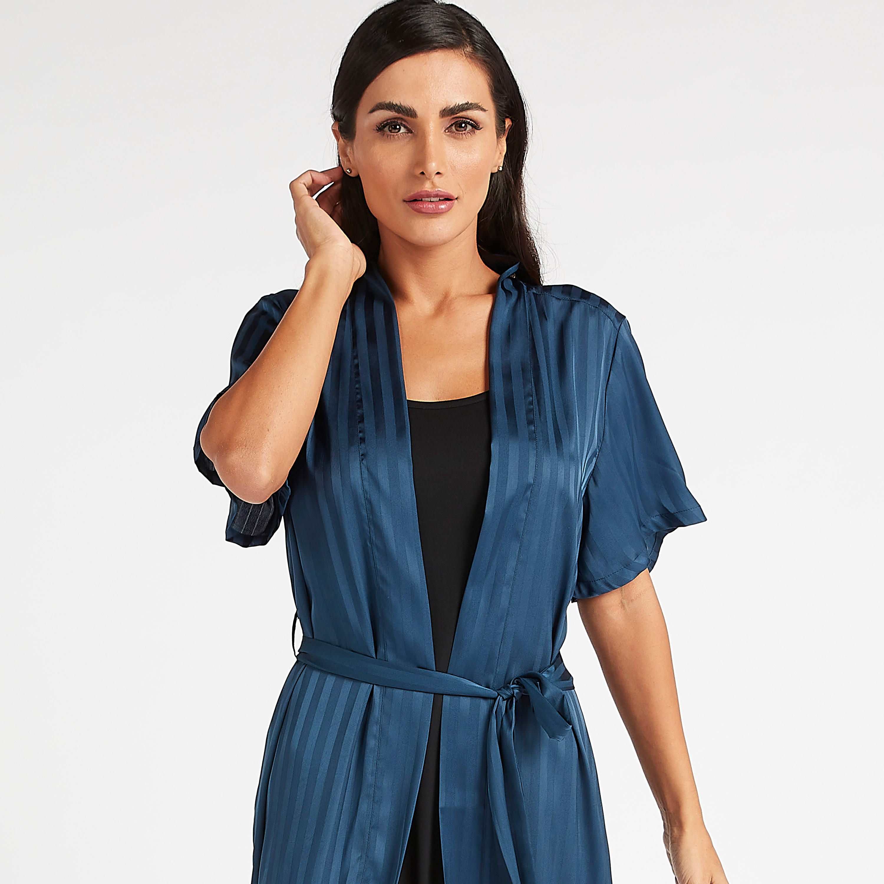 روب مقلّم بأكمام قصيرة وأربطة-women-clothing-nightwear-robes-image-2