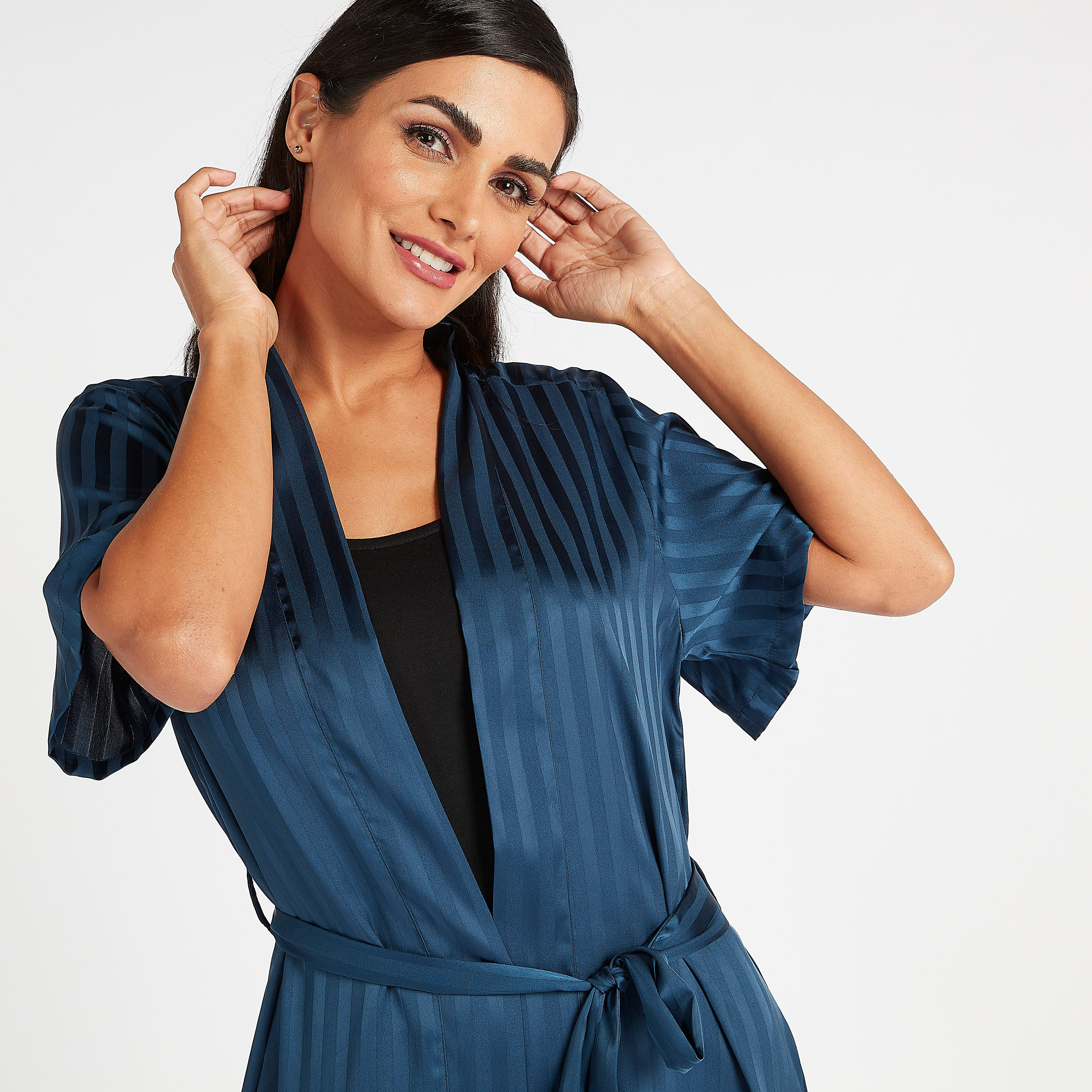 روب مقلّم بأكمام قصيرة وأربطة-women-clothing-nightwear-robes-image-5
