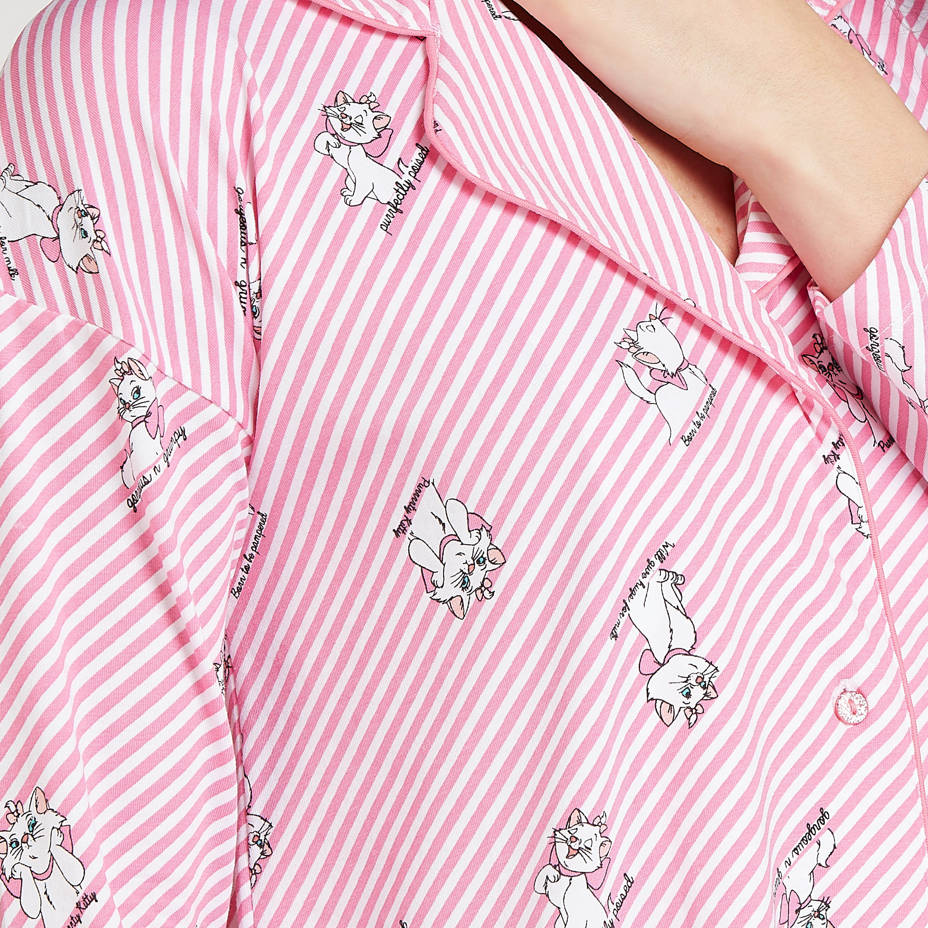 قميص نوم مستدام بطبعات ماري وأكمام طويلة وتفاصيل فتحة-women-clothing-nightwear-nighties-image-3