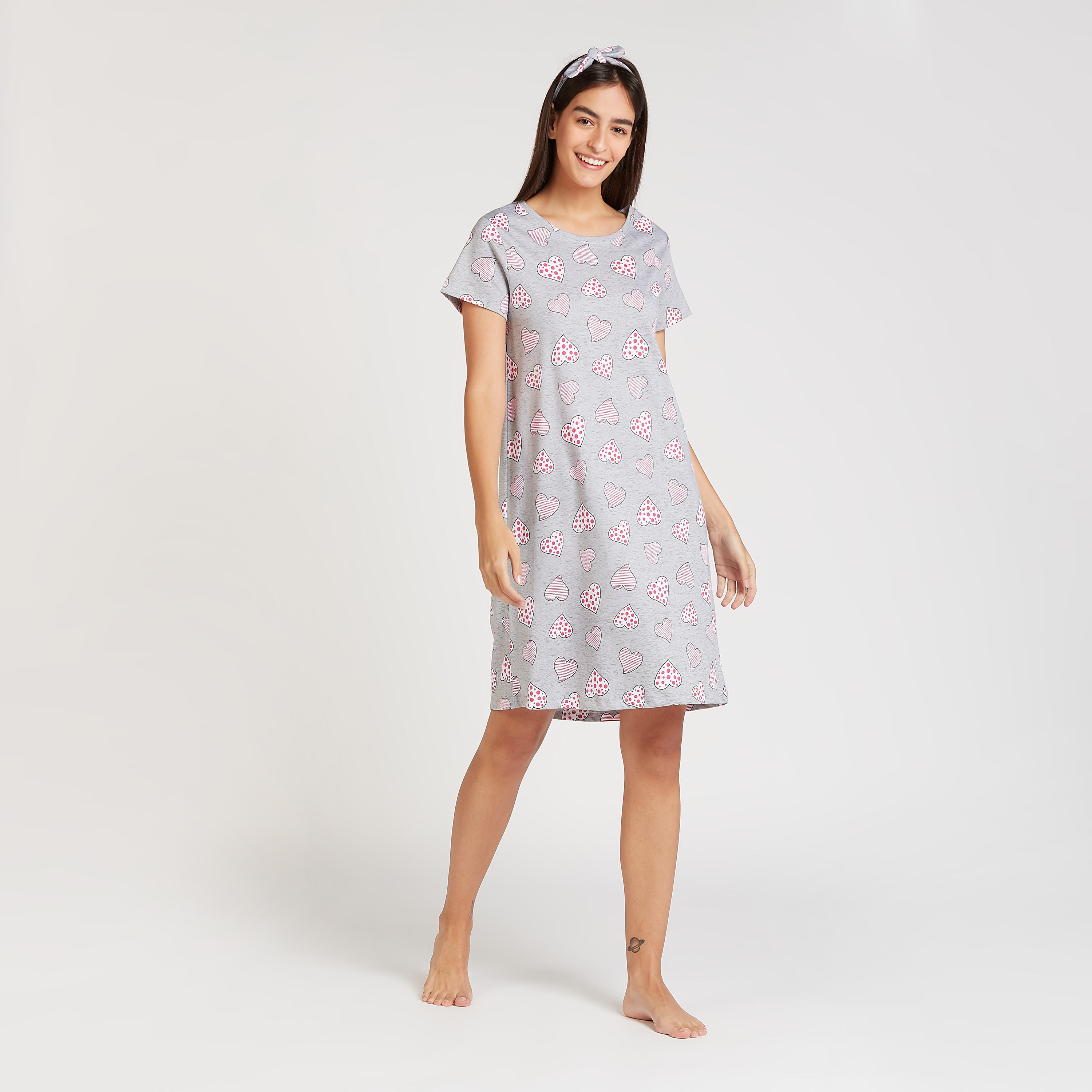 فستان نوم مستدام بياقة مستديرة وطبعات - طقم من قطعتين-women-clothing-nightwear-nighties-image-4
