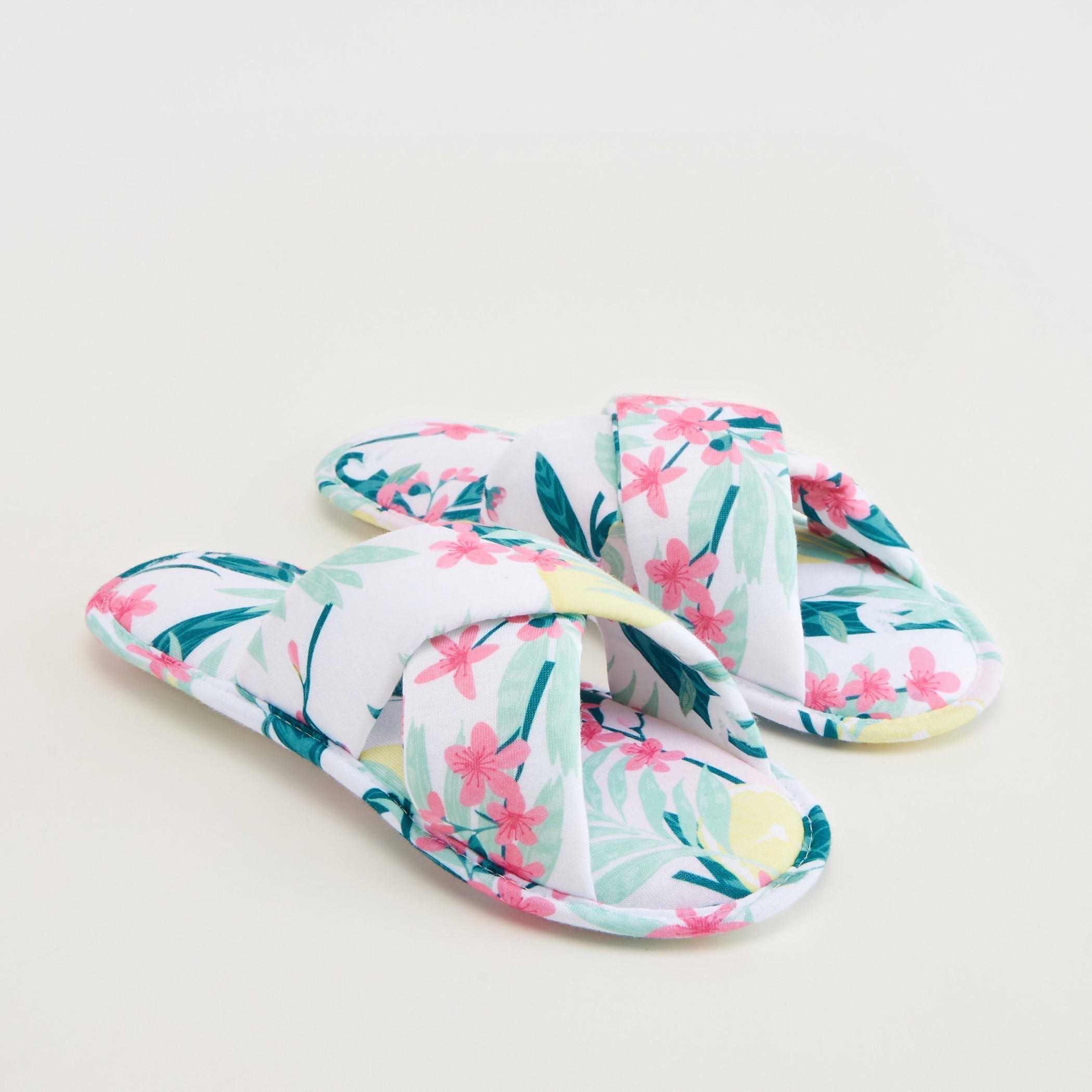 حذاء خفيف بطبعات أزهار وأحزمة متقاطعة-women-clothing-nightwear-bedroomslippers-image-1