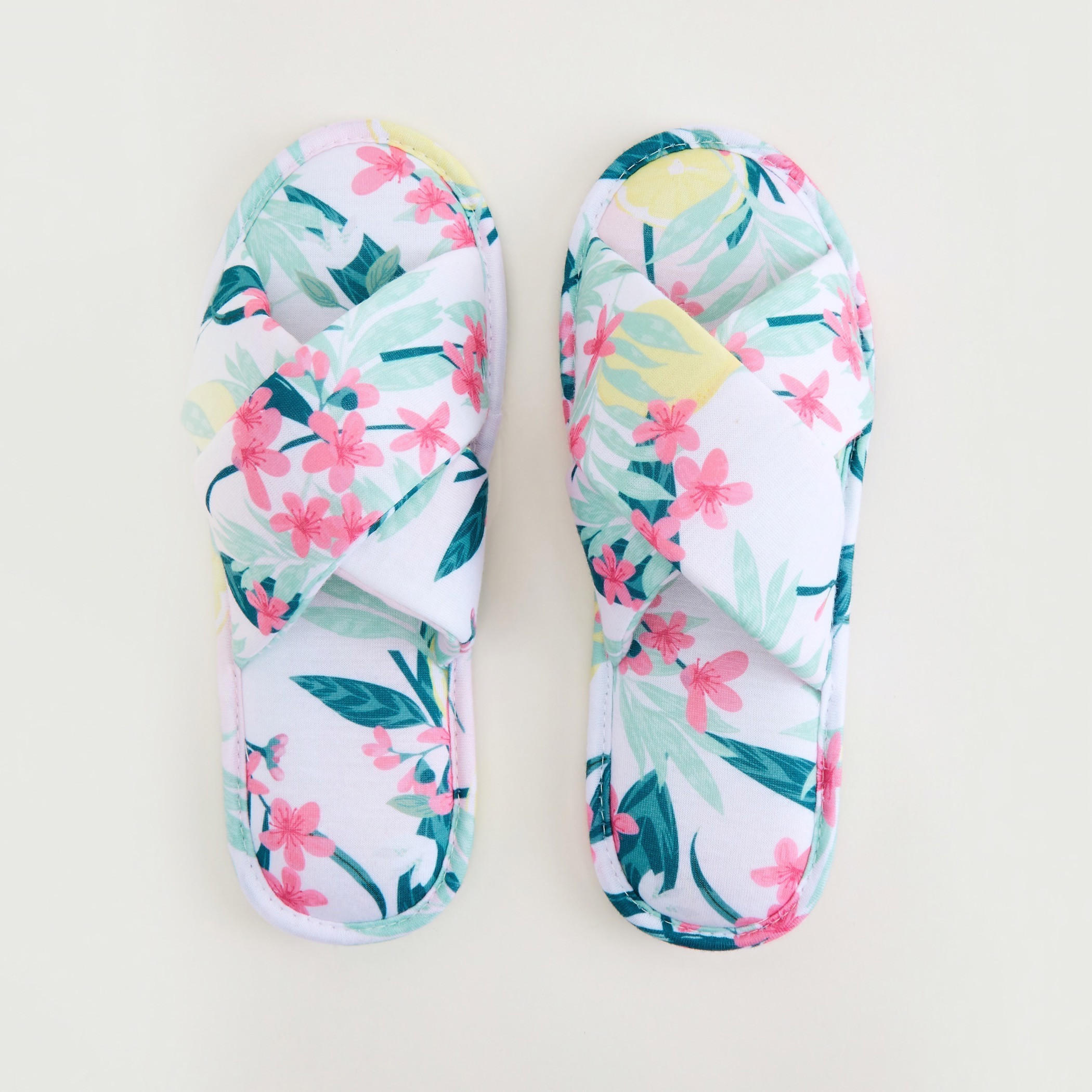 حذاء خفيف بطبعات أزهار وأحزمة متقاطعة-women-clothing-nightwear-bedroomslippers-image-2