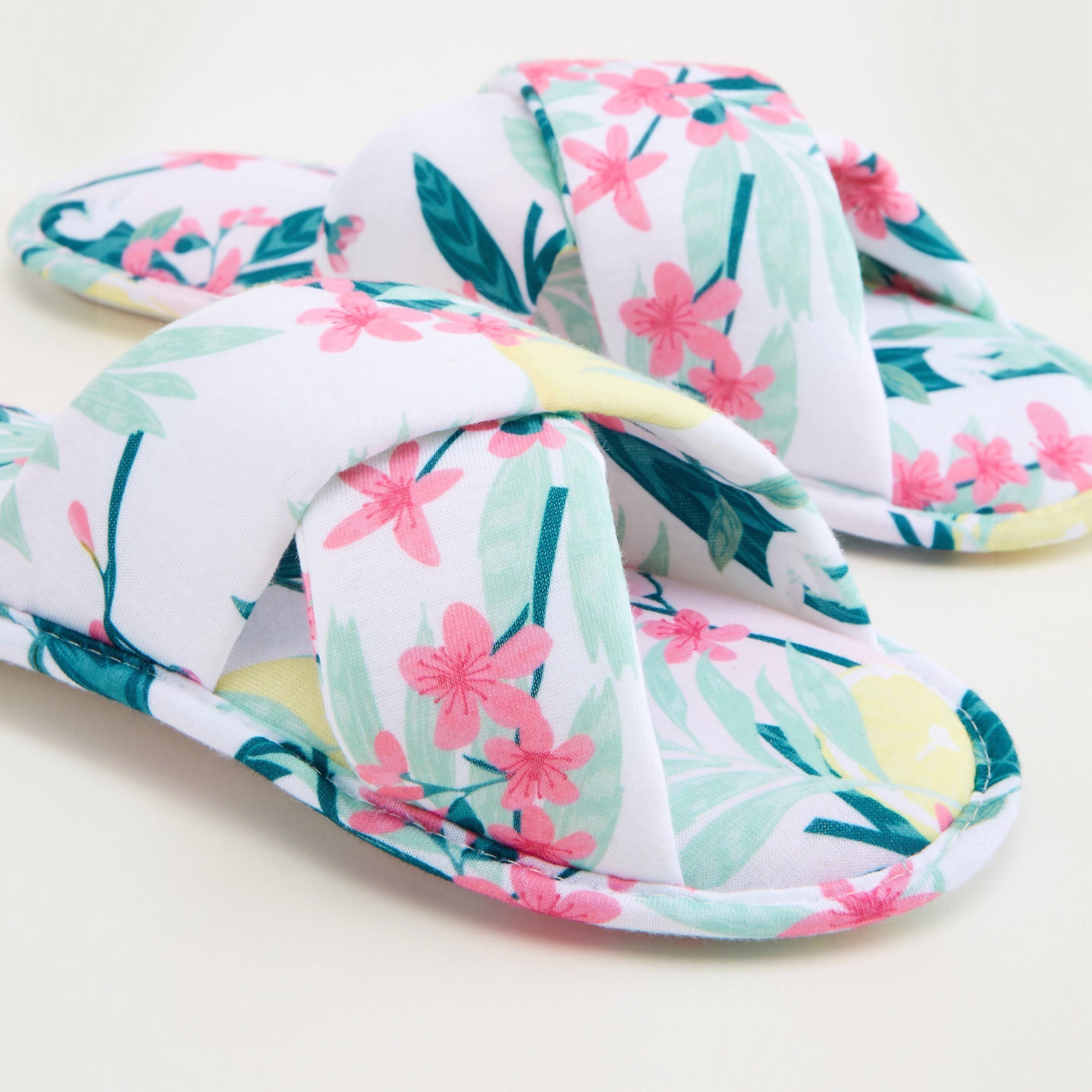 حذاء خفيف بطبعات أزهار وأحزمة متقاطعة-women-clothing-nightwear-bedroomslippers-image-3