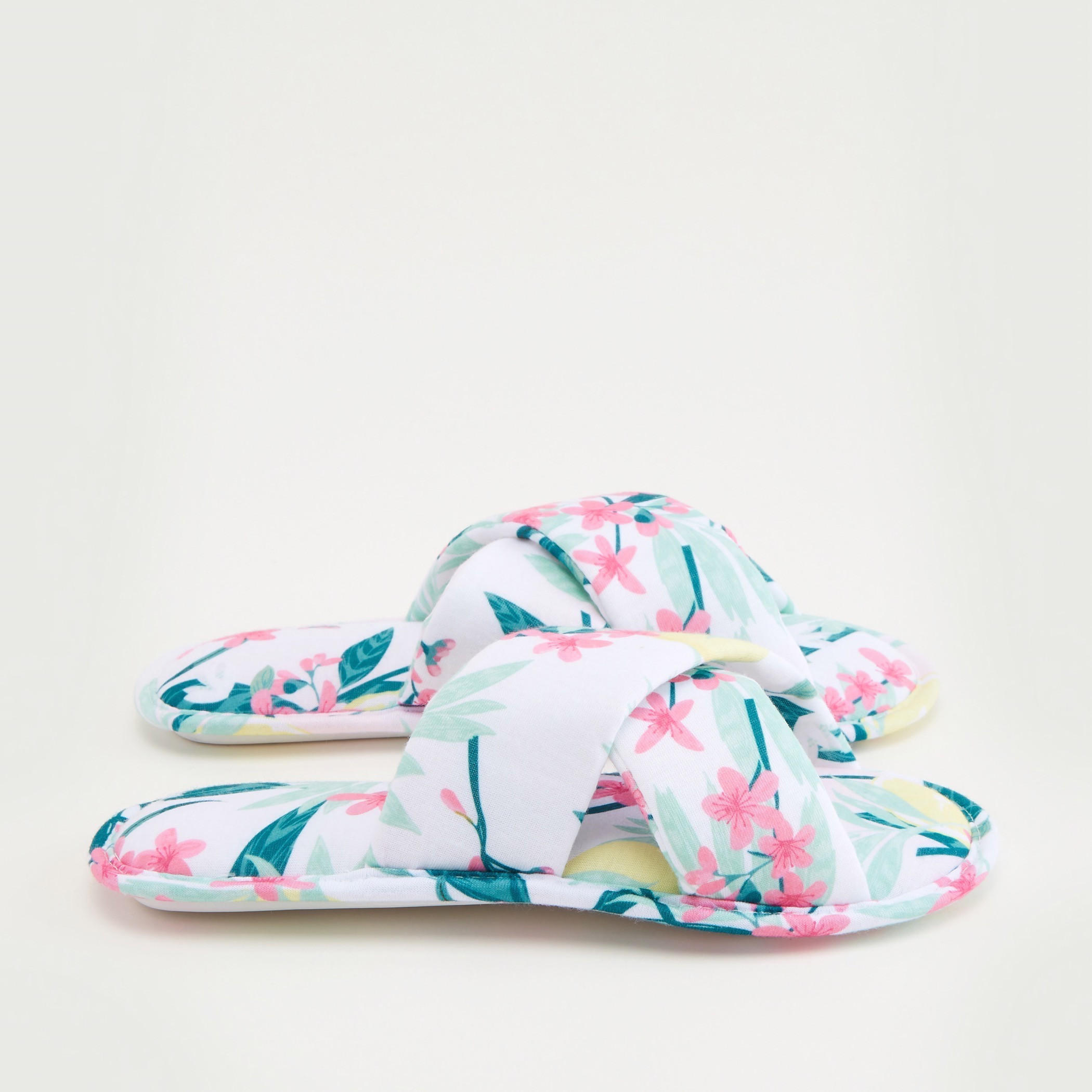 حذاء خفيف بطبعات أزهار وأحزمة متقاطعة-women-clothing-nightwear-bedroomslippers-image-4