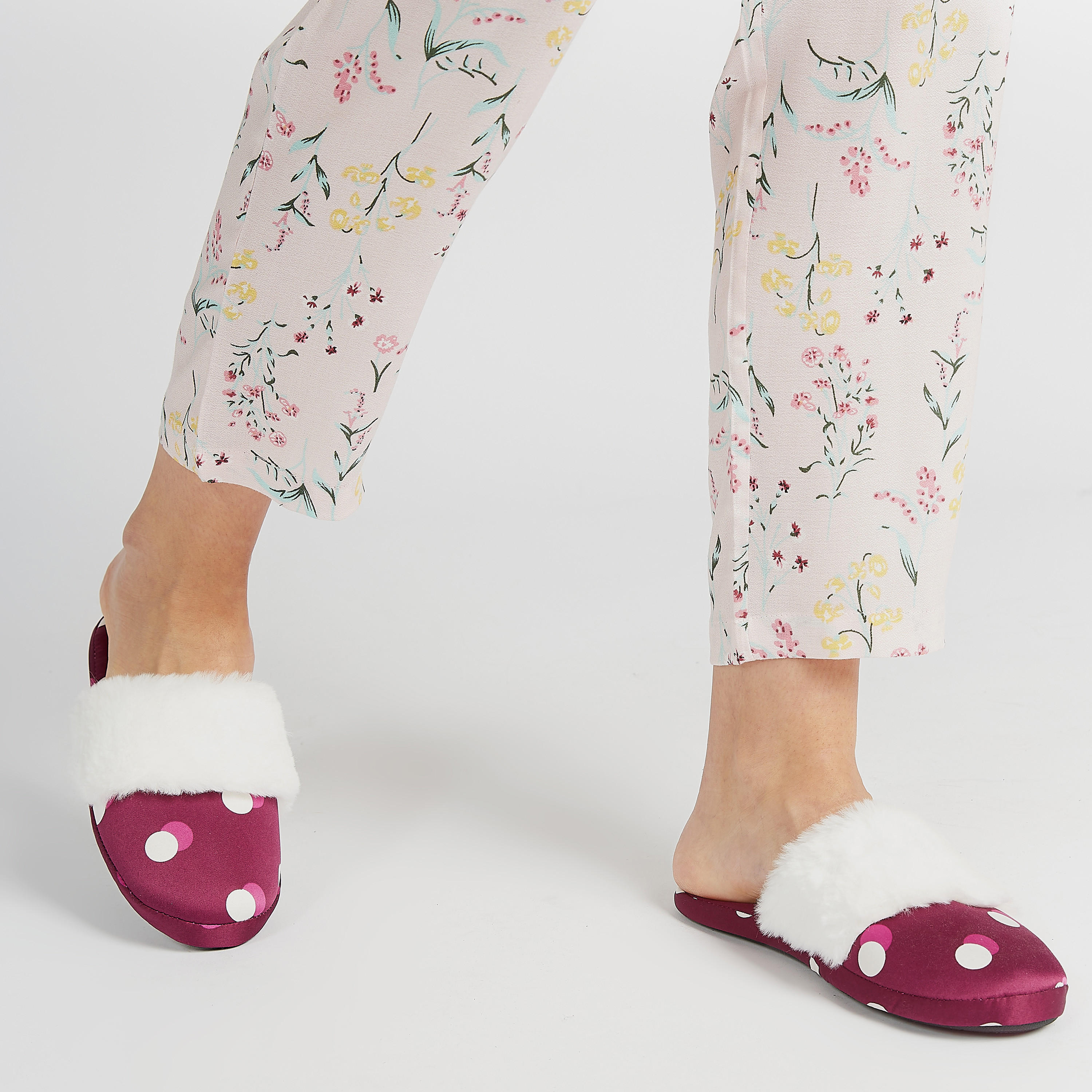 شبشب غرفة نوم سهل الارتداء بمقدّمة مغلقة وطبعات منقّطة-women-clothing-nightwear-bedroomslippers-image-1