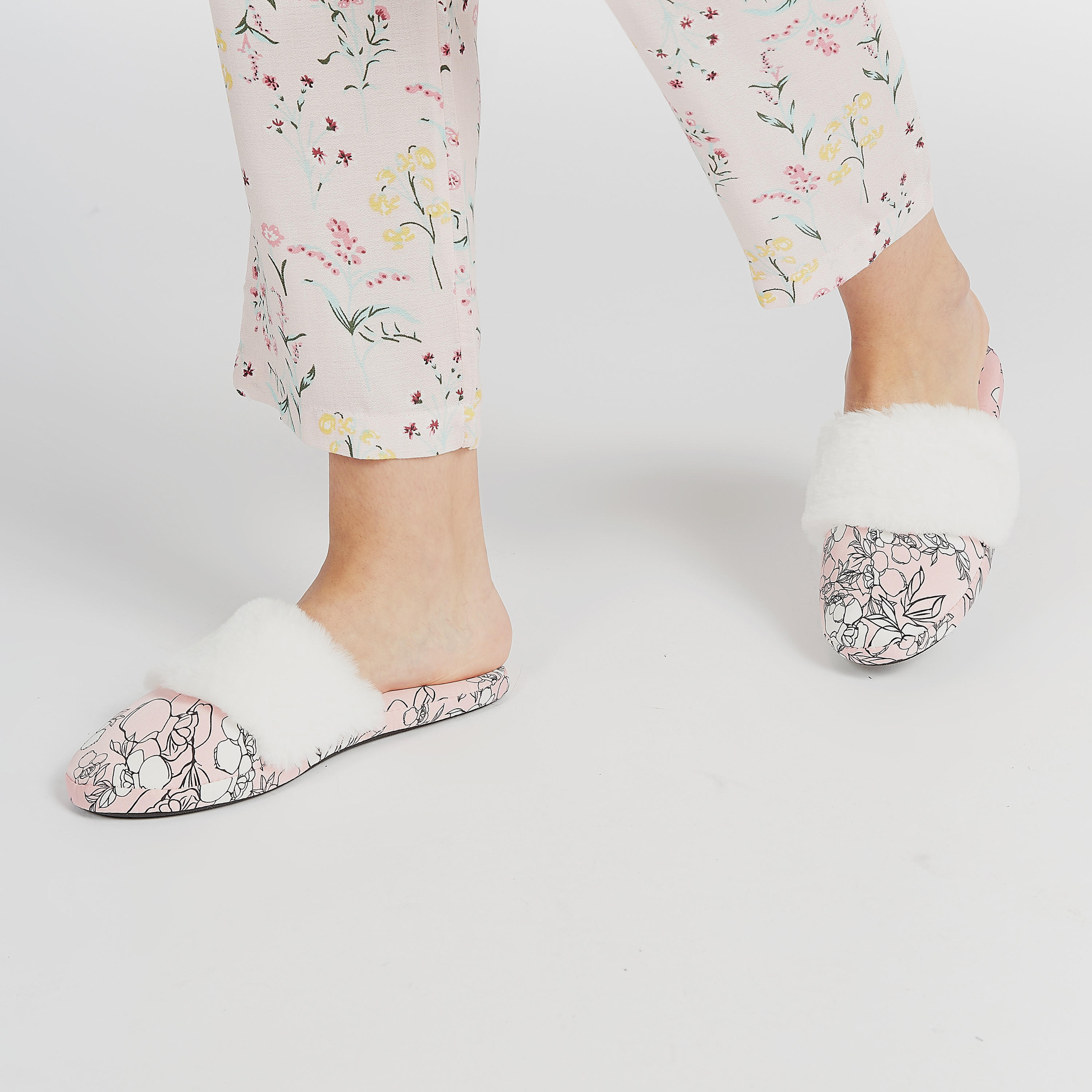 شبشب غرفة نوم سهل الارتداء بطبعات أزهار ومقدّمة مغلقة وتفاصيل مخمليّة-women-clothing-nightwear-bedroomslippers-image-1