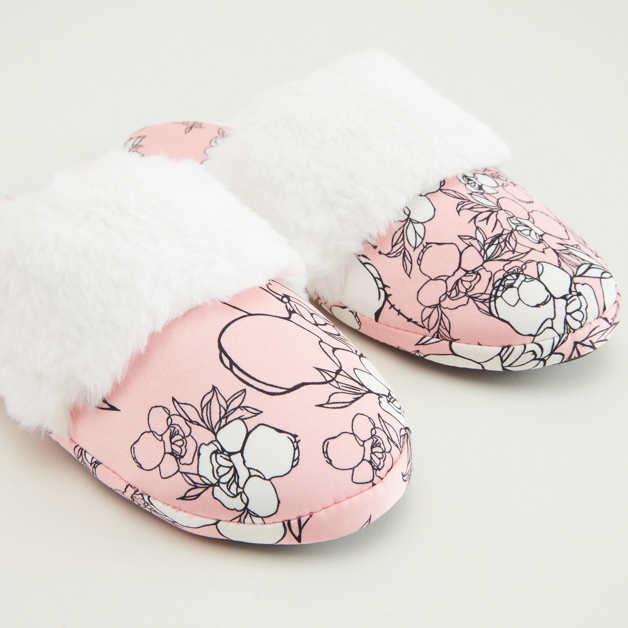 شبشب غرفة نوم سهل الارتداء بطبعات أزهار ومقدّمة مغلقة وتفاصيل مخمليّة-women-clothing-nightwear-bedroomslippers-image-3