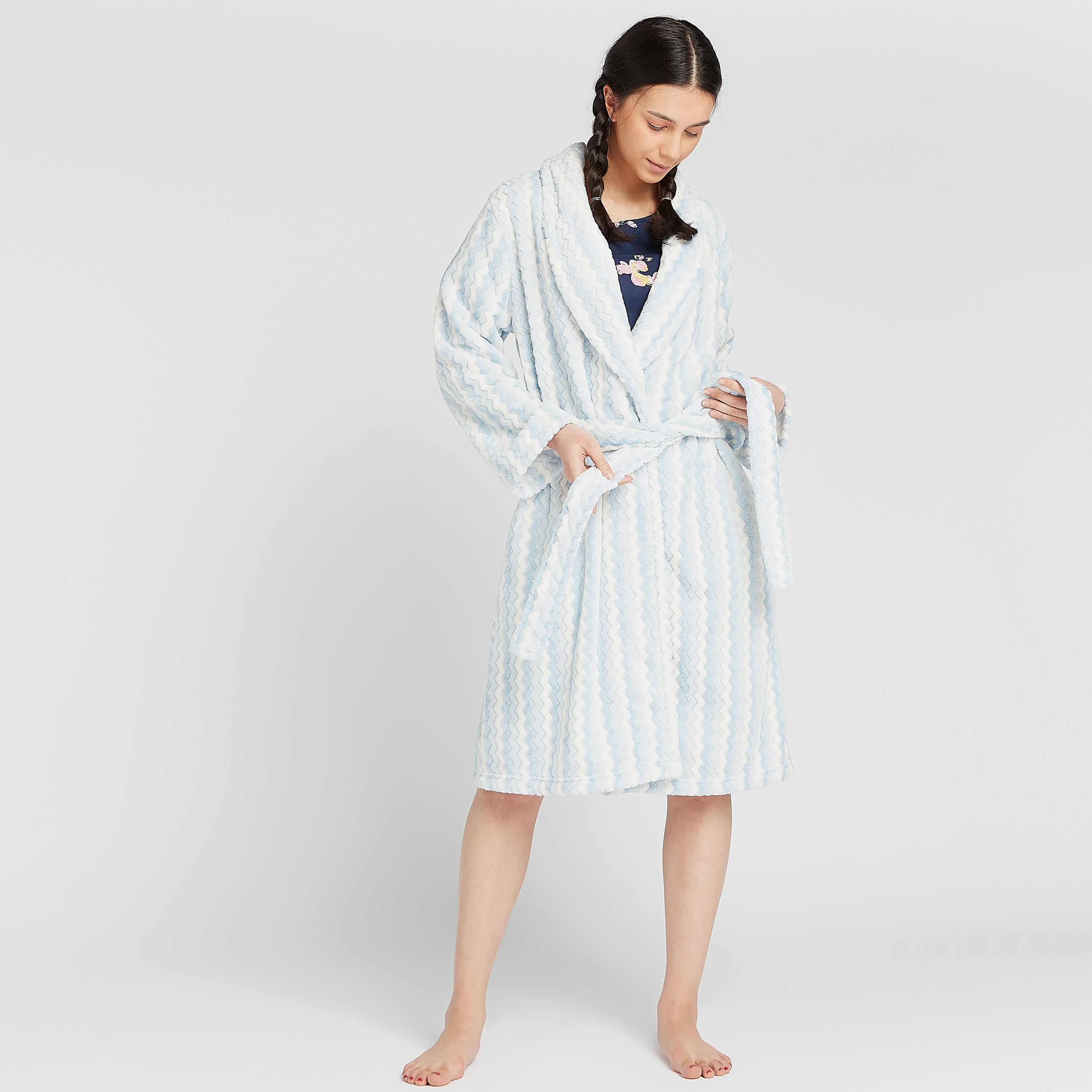 روب حمّام مستدام بارز الملمس بياقة منسدلة وأربطة وطبعات-women-clothing-nightwear-robes-image-2