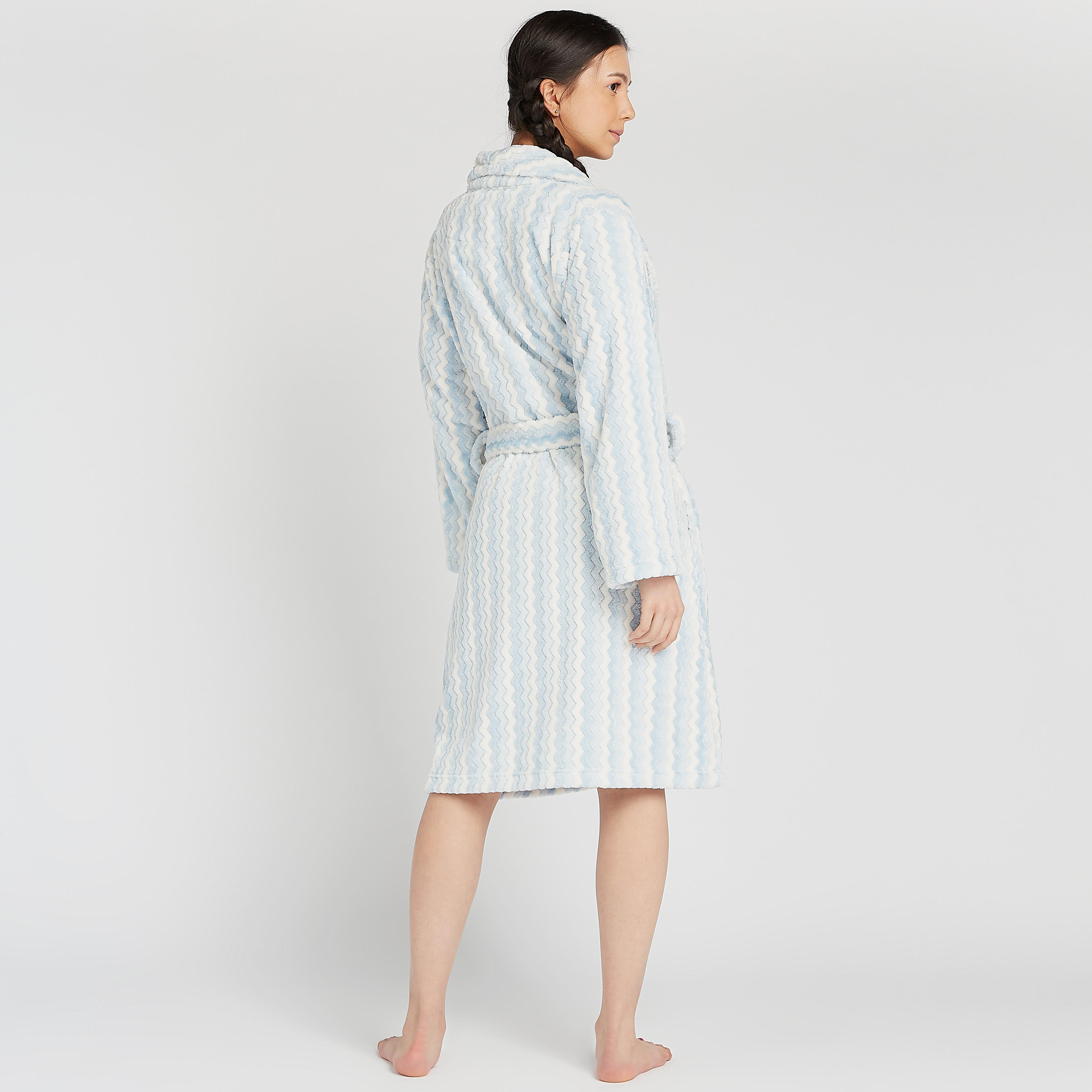 روب حمّام مستدام بارز الملمس بياقة منسدلة وأربطة وطبعات-women-clothing-nightwear-robes-image-3