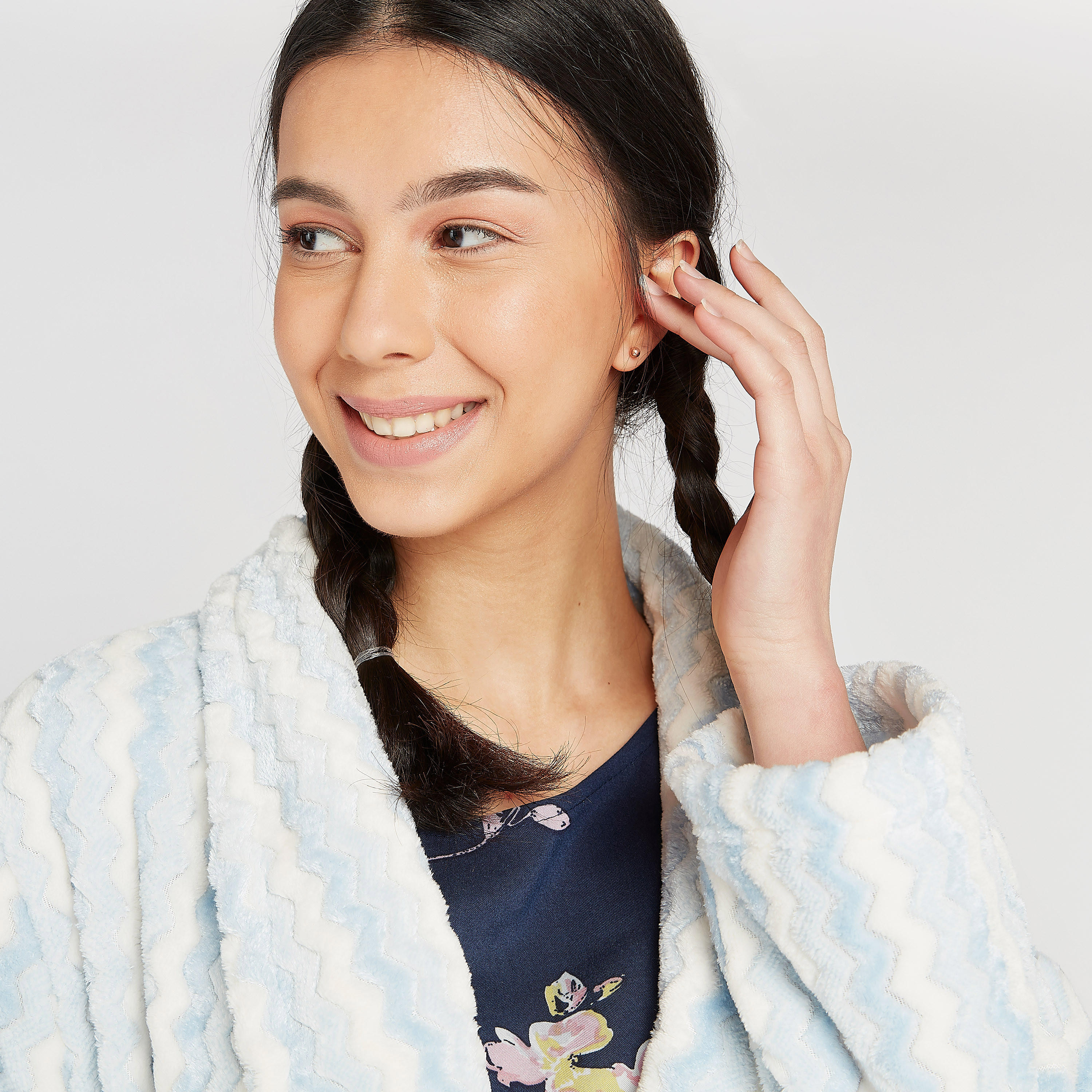 روب حمّام مستدام بارز الملمس بياقة منسدلة وأربطة وطبعات-women-clothing-nightwear-robes-image-4