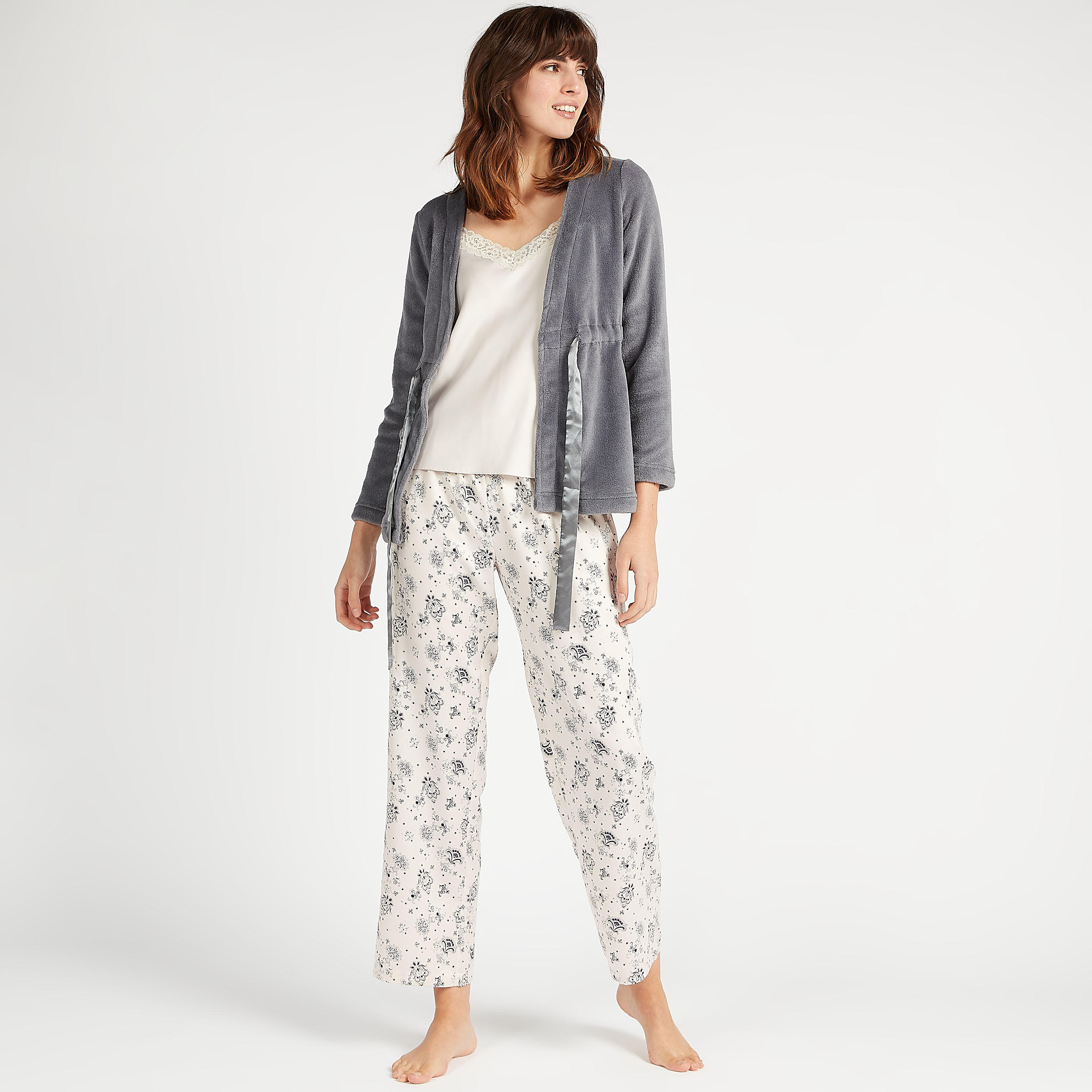 قميص داخلي قصير بتفاصيل دانتيل مع بيجاما بطبعات وروب بأكمام طويلة-women-clothing-nightwear-pyjamas-longsets-image-1