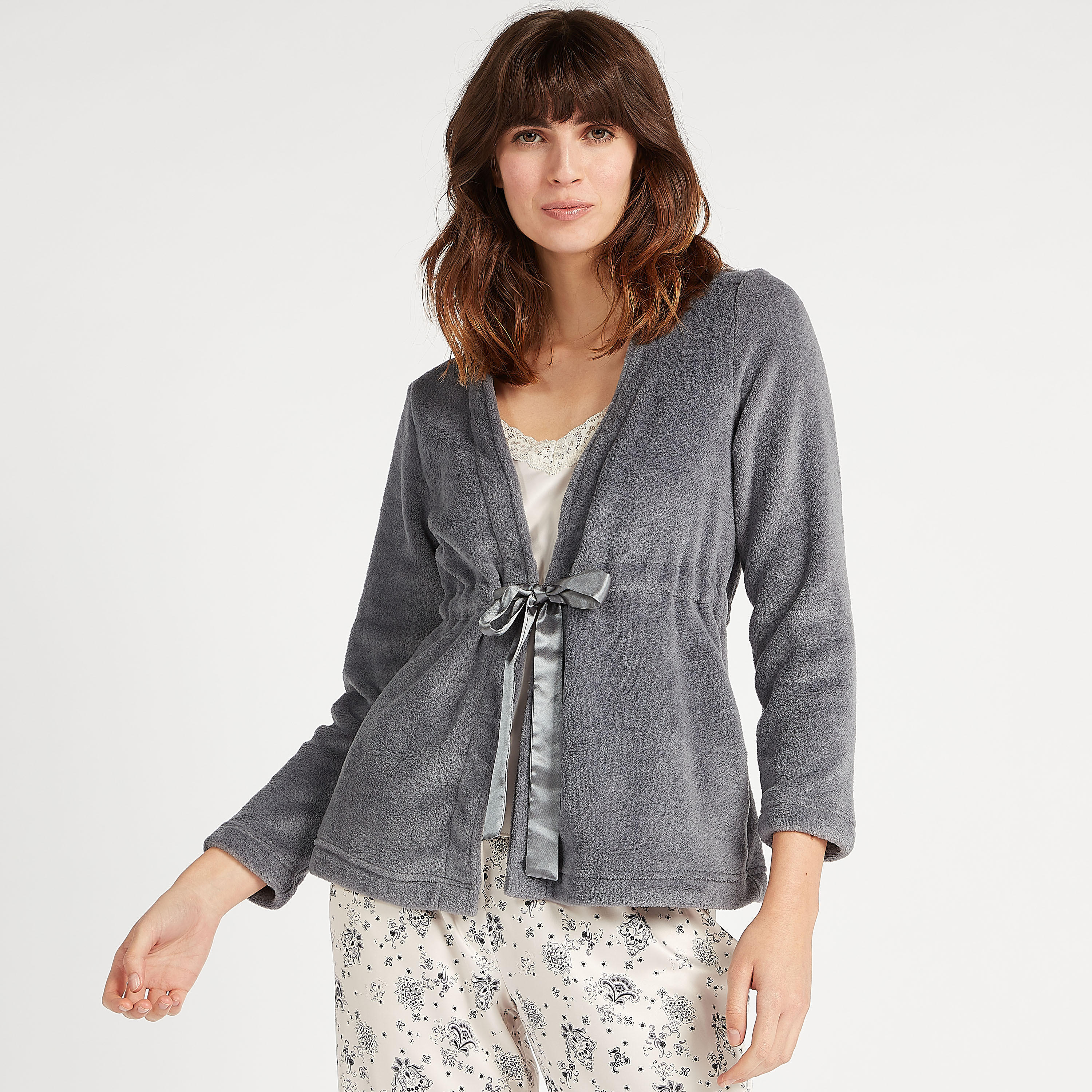 قميص داخلي قصير بتفاصيل دانتيل مع بيجاما بطبعات وروب بأكمام طويلة-women-clothing-nightwear-pyjamas-longsets-image-3