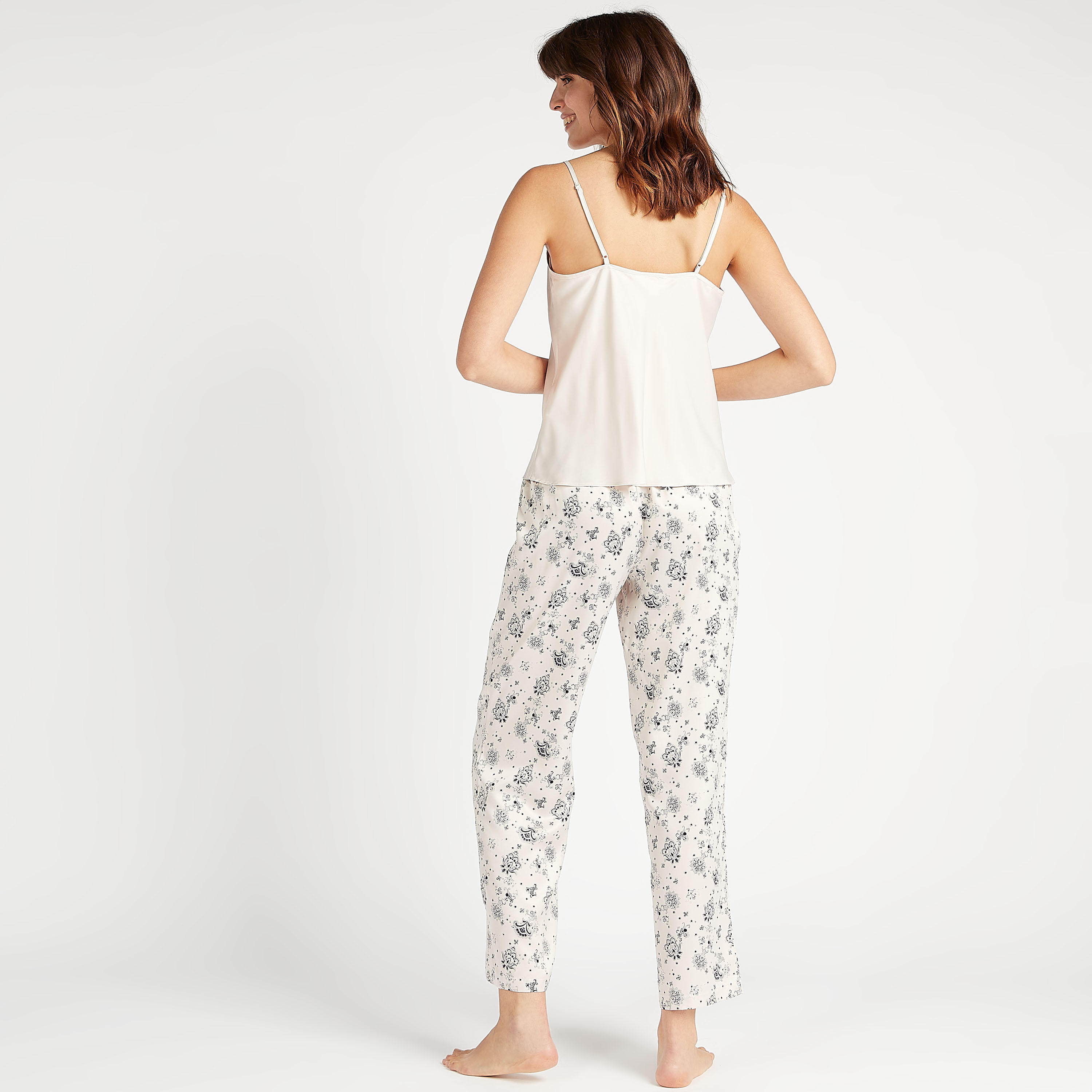 قميص داخلي قصير بتفاصيل دانتيل مع بيجاما بطبعات وروب بأكمام طويلة-women-clothing-nightwear-pyjamas-longsets-image-4