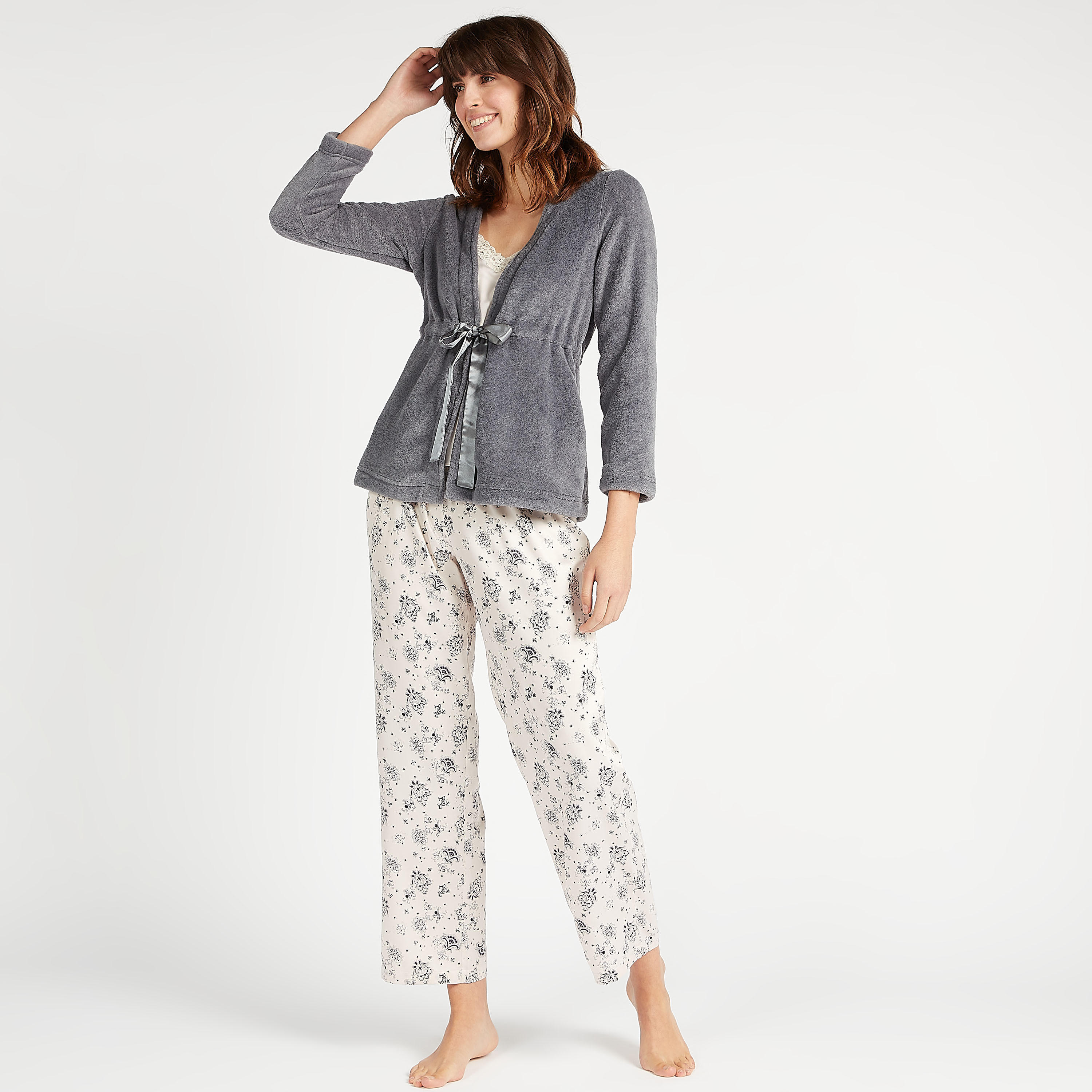قميص داخلي قصير بتفاصيل دانتيل مع بيجاما بطبعات وروب بأكمام طويلة-women-clothing-nightwear-pyjamas-longsets-image-6