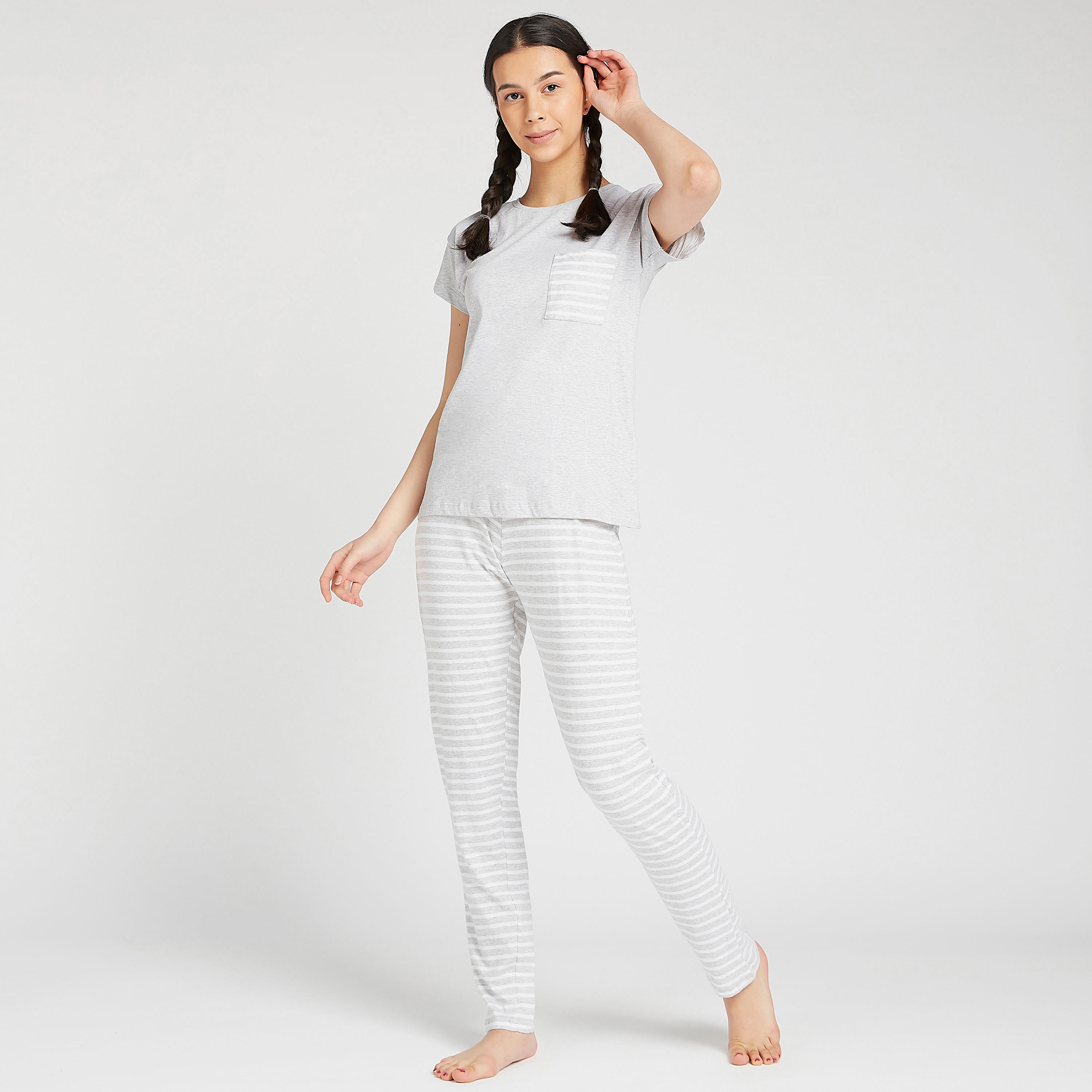 طقم مستدام من بنطلون بيجاما مخطّط طويل مع تيشيرت بأكمام قصيرة-women-clothing-nightwear-pyjamas-longsets-image-1