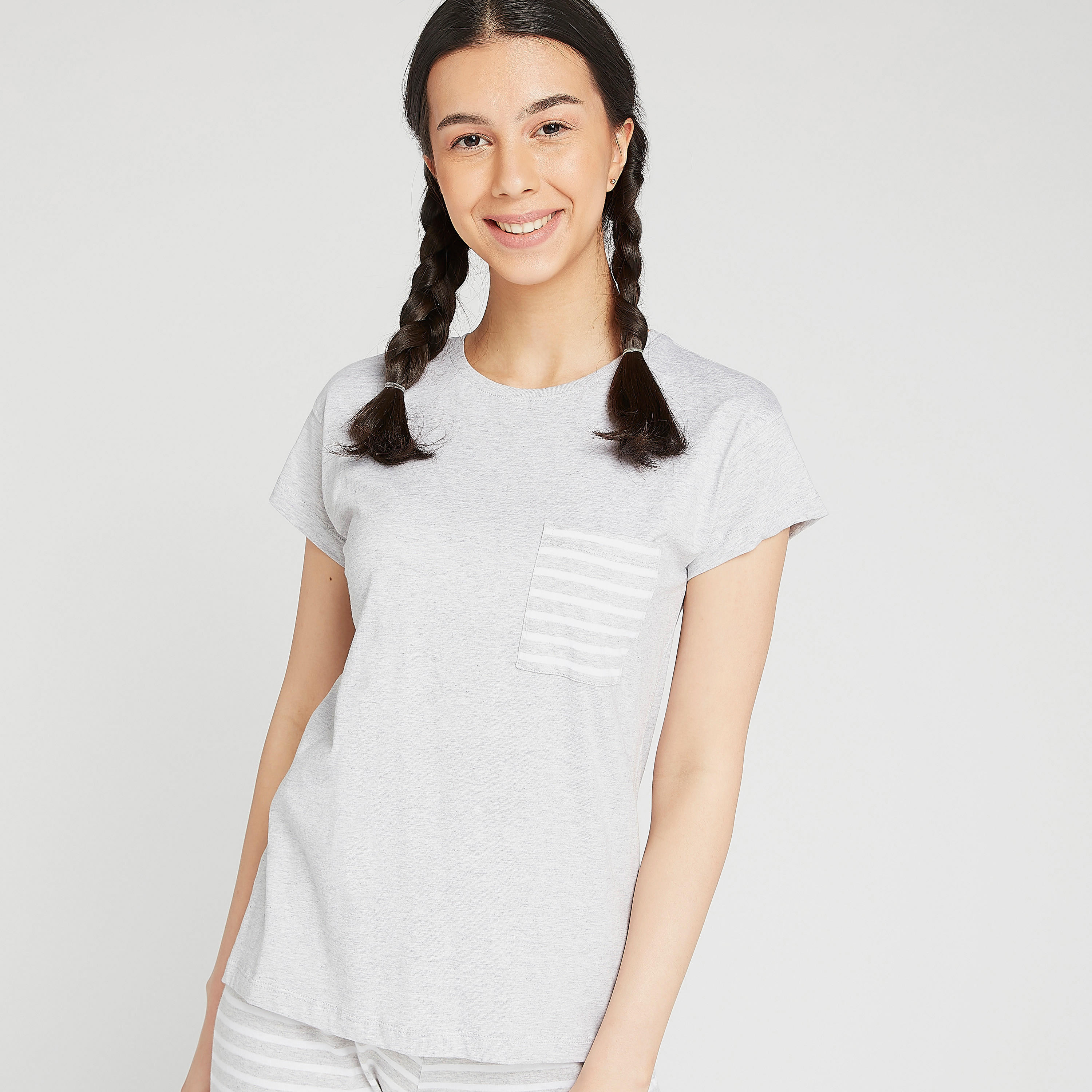 طقم مستدام من بنطلون بيجاما مخطّط طويل مع تيشيرت بأكمام قصيرة-women-clothing-nightwear-pyjamas-longsets-image-2