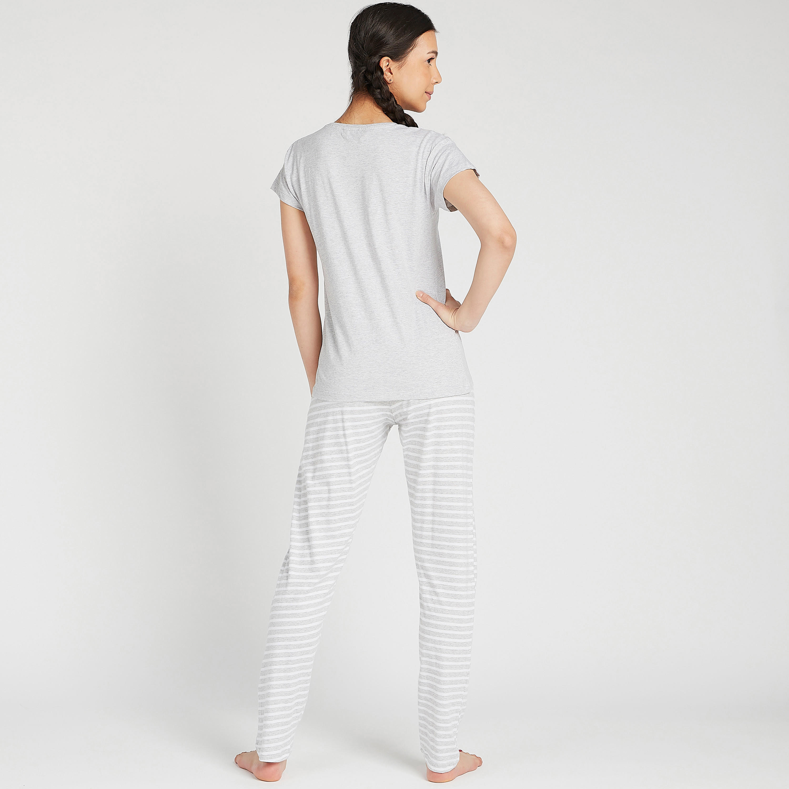 طقم مستدام من بنطلون بيجاما مخطّط طويل مع تيشيرت بأكمام قصيرة-women-clothing-nightwear-pyjamas-longsets-image-3