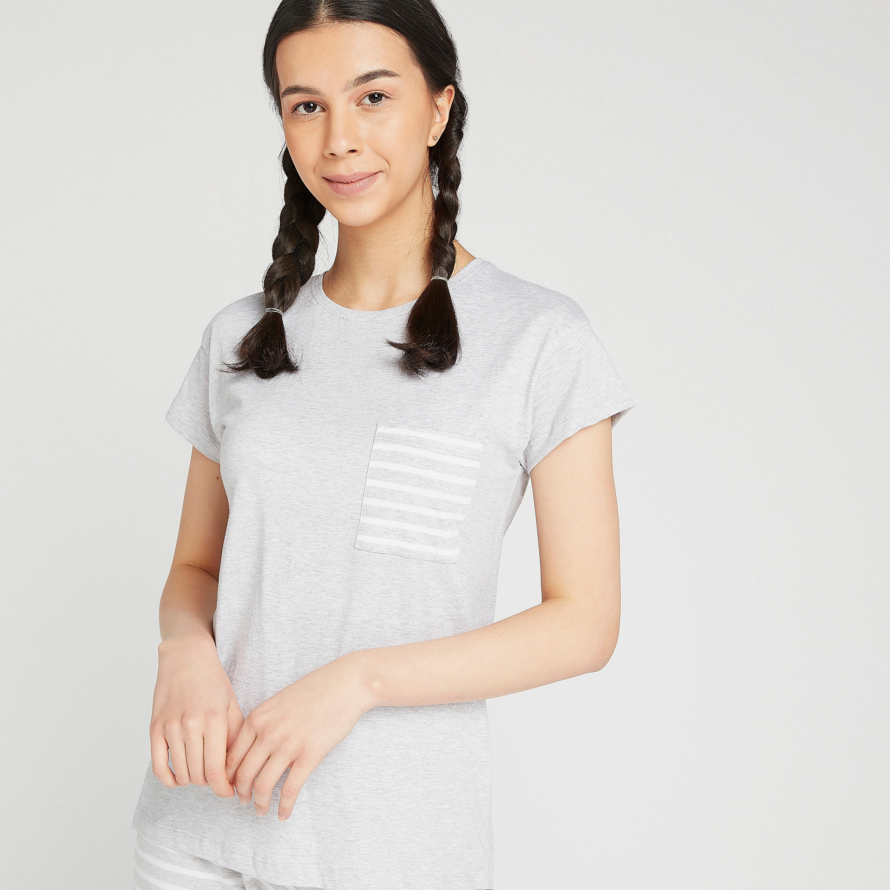 طقم مستدام من بنطلون بيجاما مخطّط طويل مع تيشيرت بأكمام قصيرة-women-clothing-nightwear-pyjamas-longsets-image-5