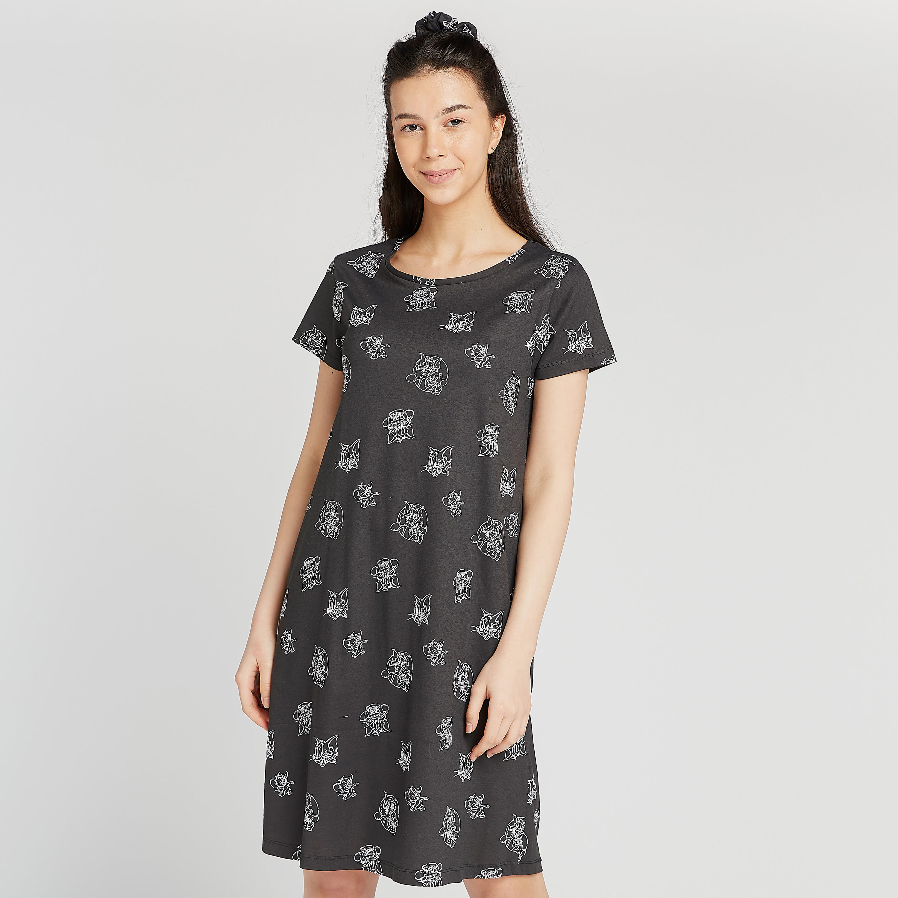 طقم فساتين نوم مستدامة بأكمام قصيرة وطبعات - قطعتين-women-clothing-nightwear-nighties-image-3