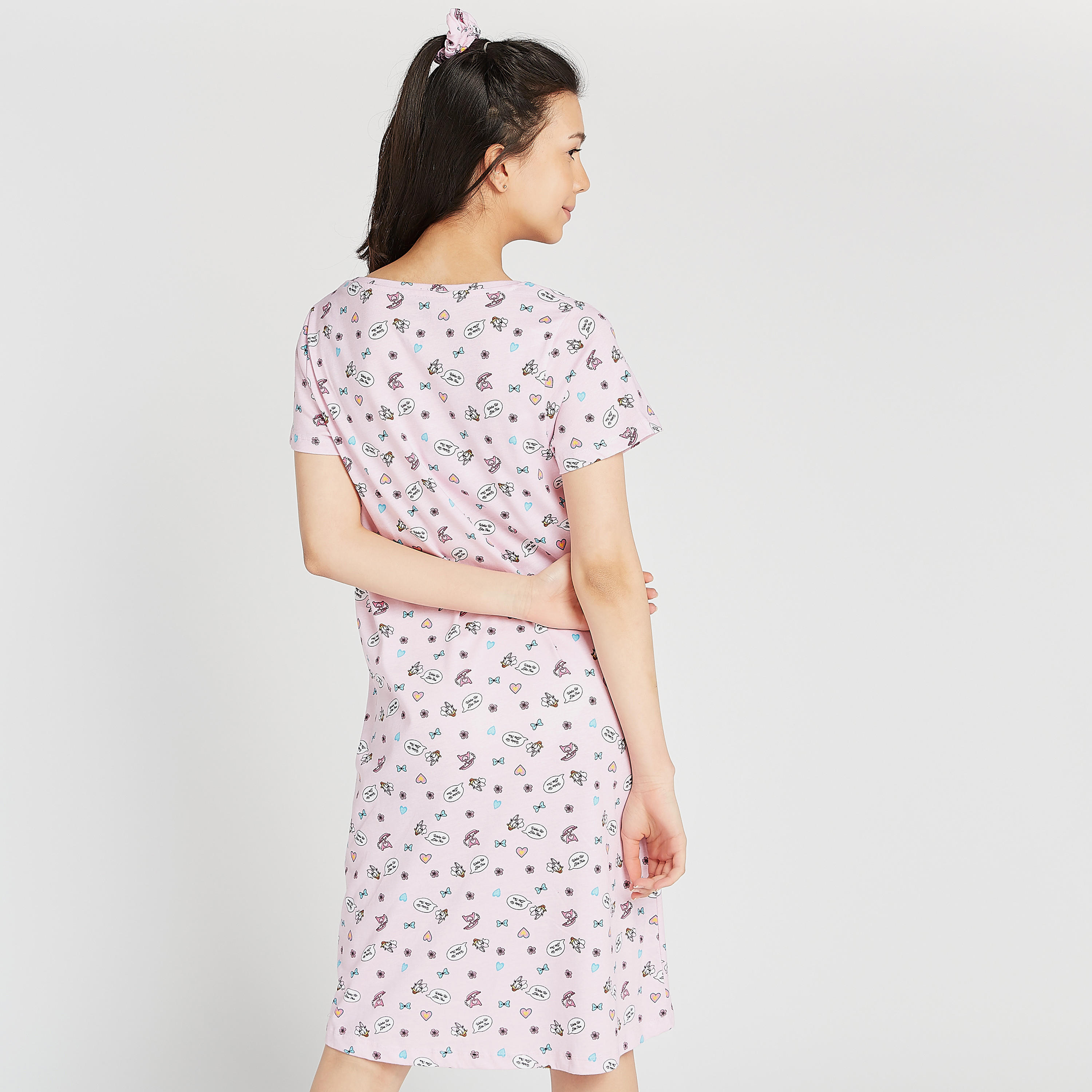 فستان نوم مستدام بياقة مستديرة وطبعات - طقم من قطعتين-women-clothing-nightwear-nighties-image-4