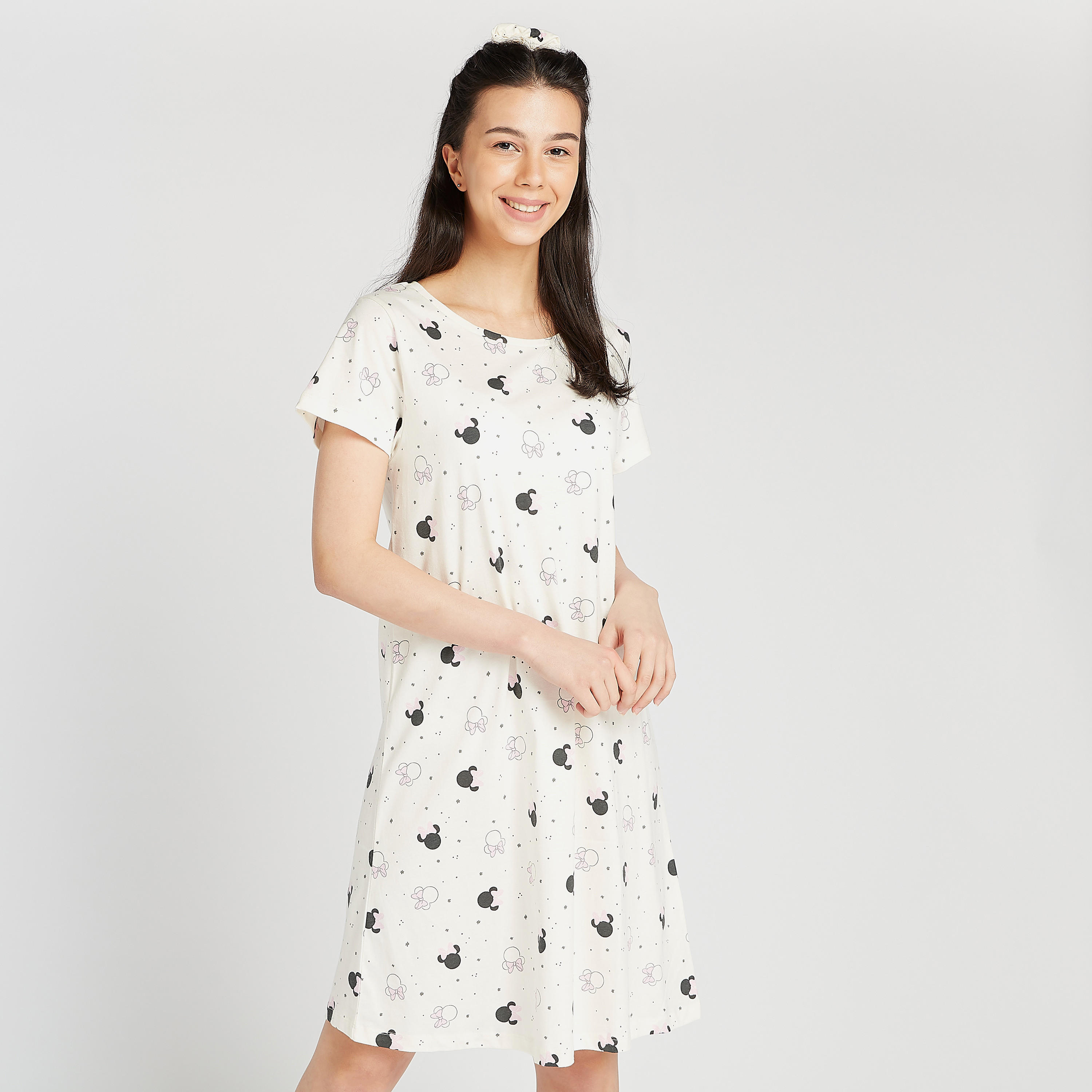 فستان نوم مستدام بياقة مستديرة وطبعات - طقم من قطعتين-women-clothing-nightwear-nighties-image-2