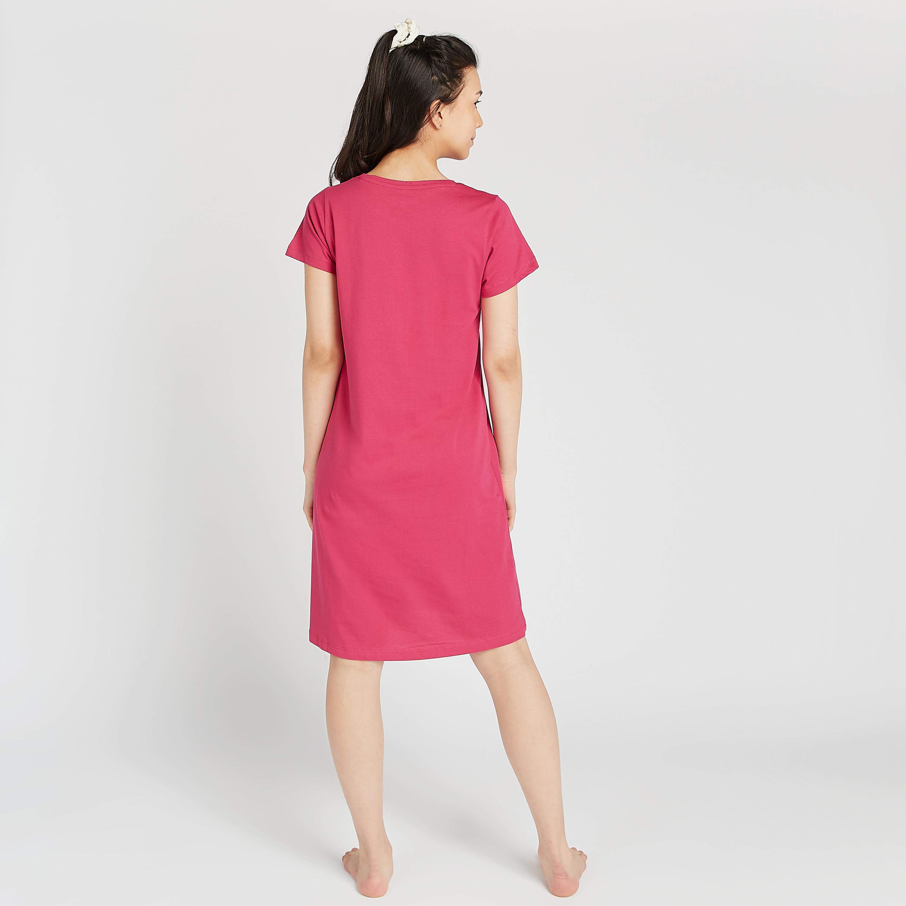 فستان نوم مستدام بياقة مستديرة وطبعات - طقم من قطعتين-women-clothing-nightwear-nighties-image-4