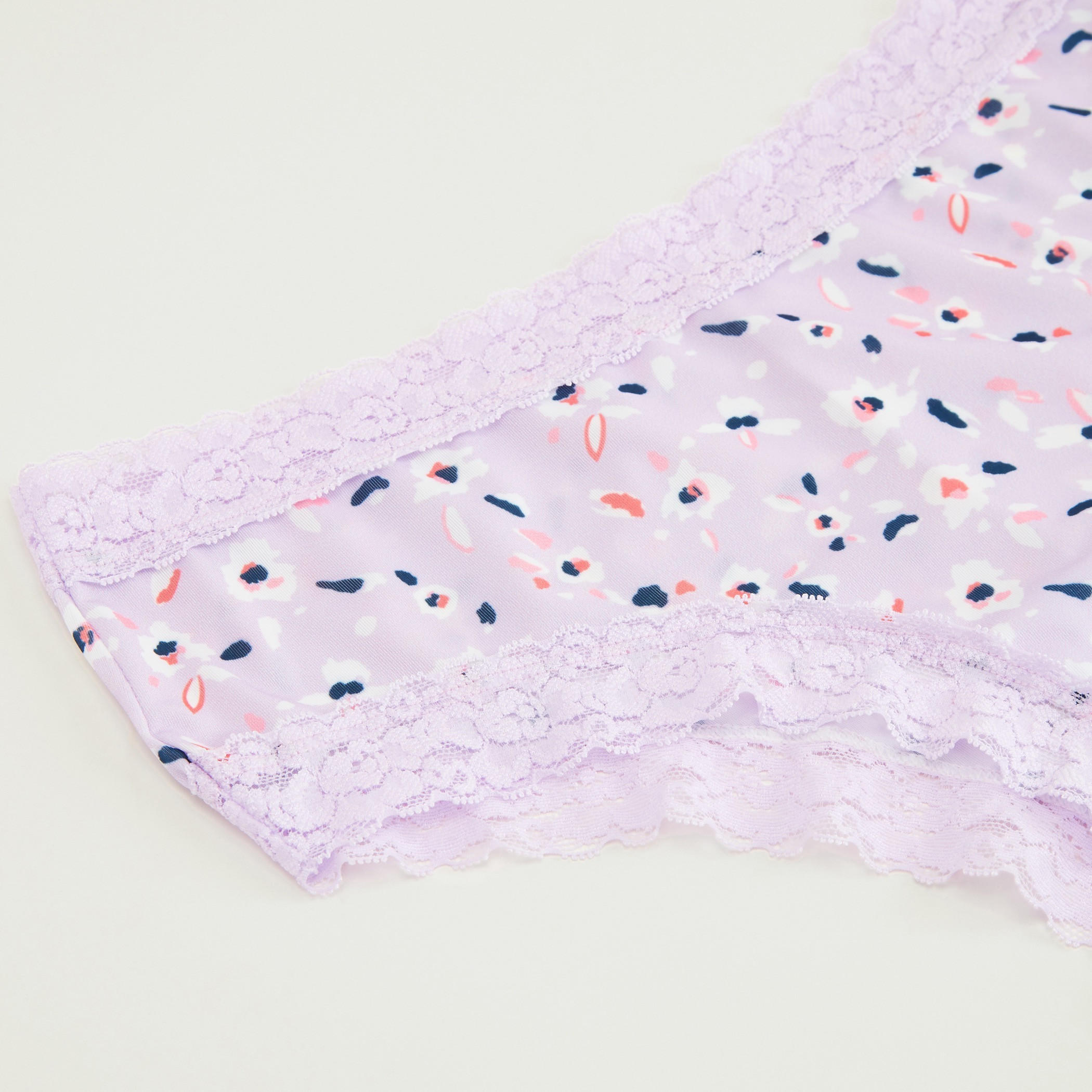 سروال داخلي هيبستر بطبعات وخصر مطاطي وتفاصيل دانتيل-women-clothing-lingerie-panties-image-2