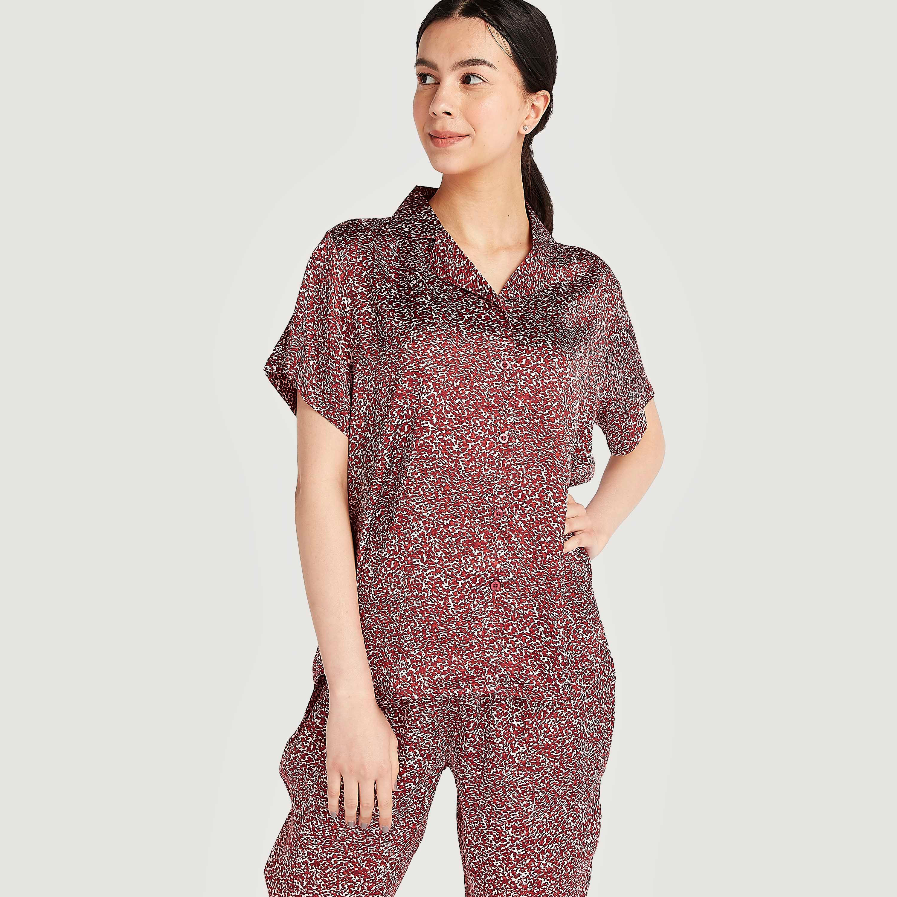طقم من بنطلون بيجاما طويل وقميص بطبعات-women-clothing-nightwear-pyjamas-longsets-image-1