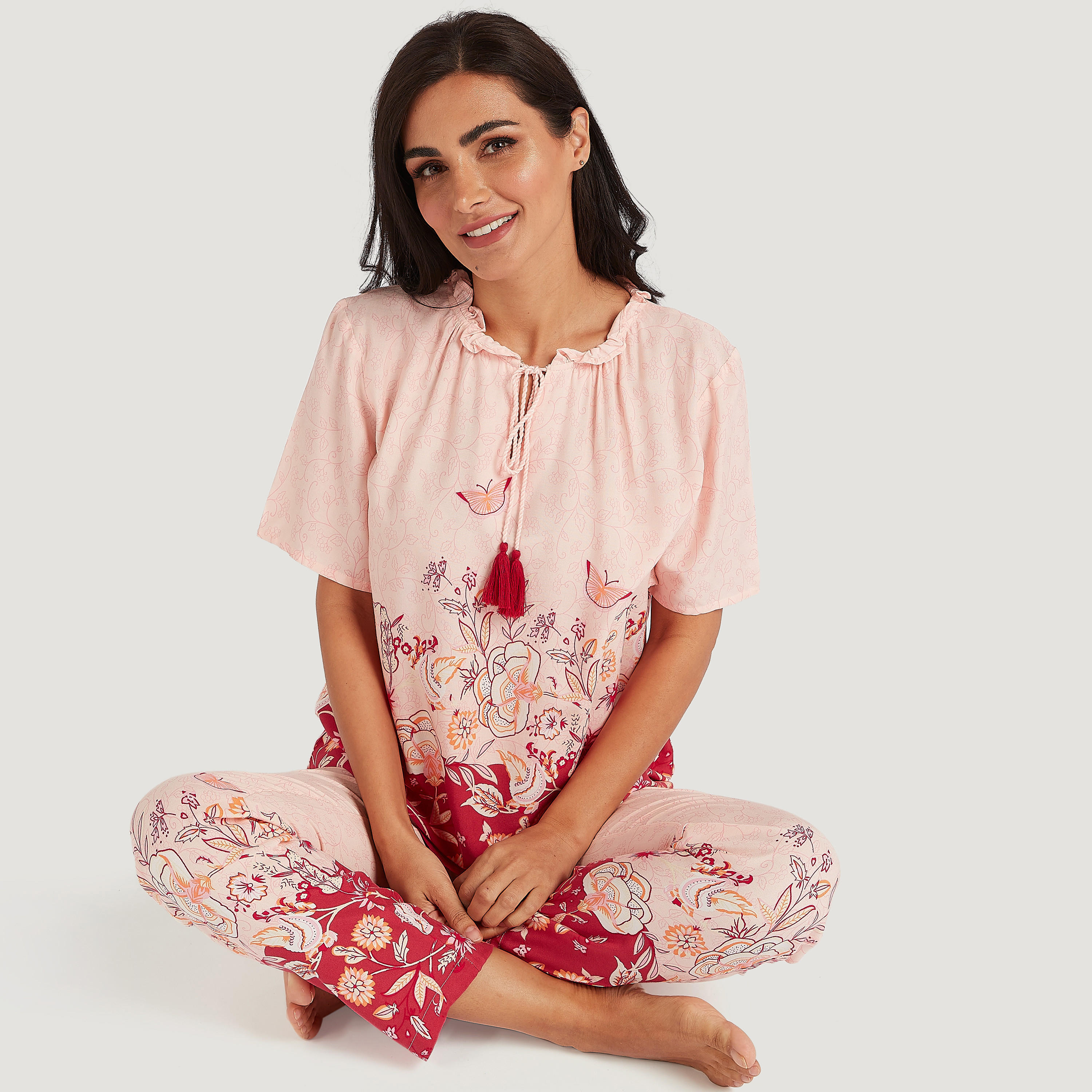طقم من بنطلون بيجاما وتيشيرت بياقة رباط وطبعات-women-clothing-nightwear-pyjamas-longsets-image-5