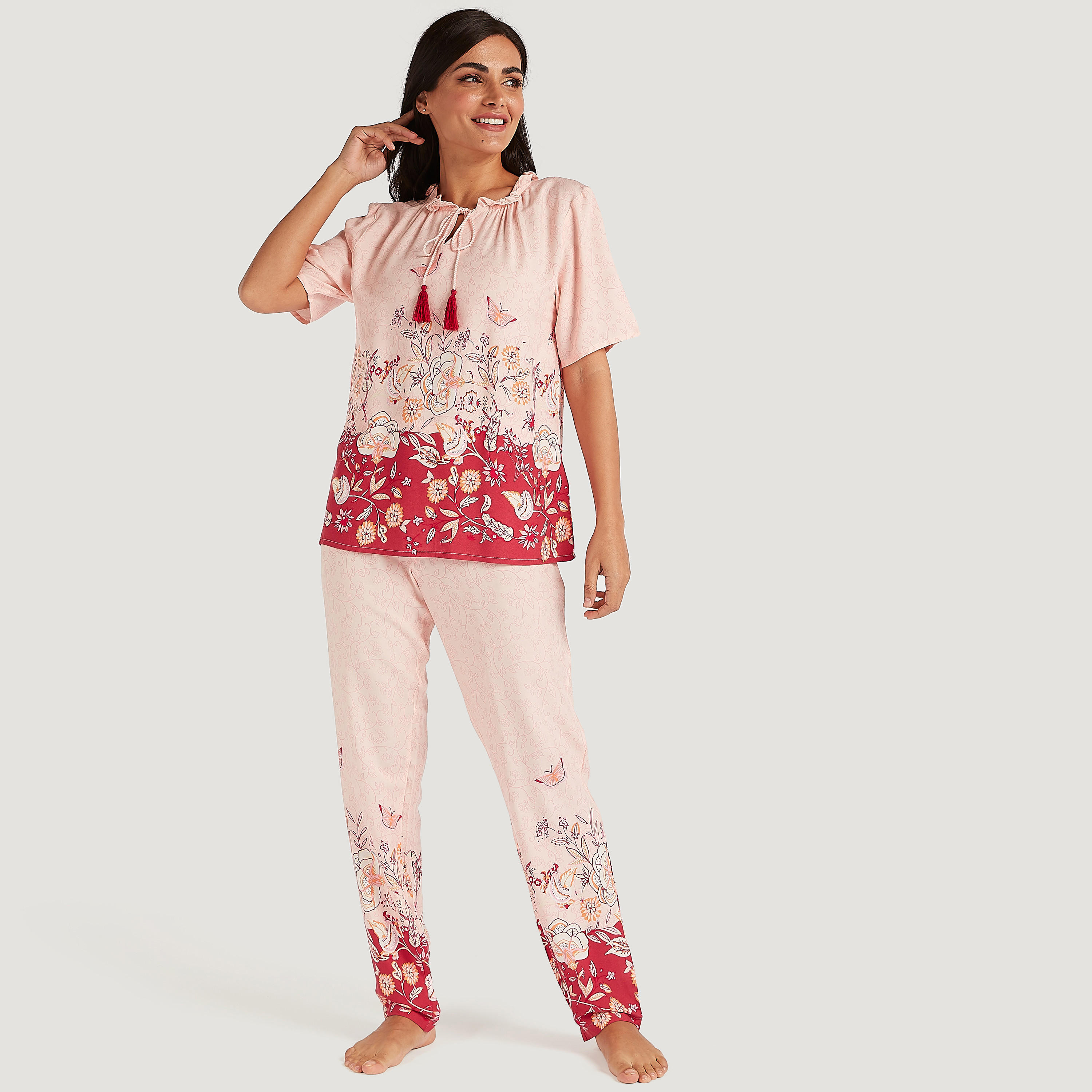 طقم من بنطلون بيجاما وتيشيرت بياقة رباط وطبعات-women-clothing-nightwear-pyjamas-longsets-image-6
