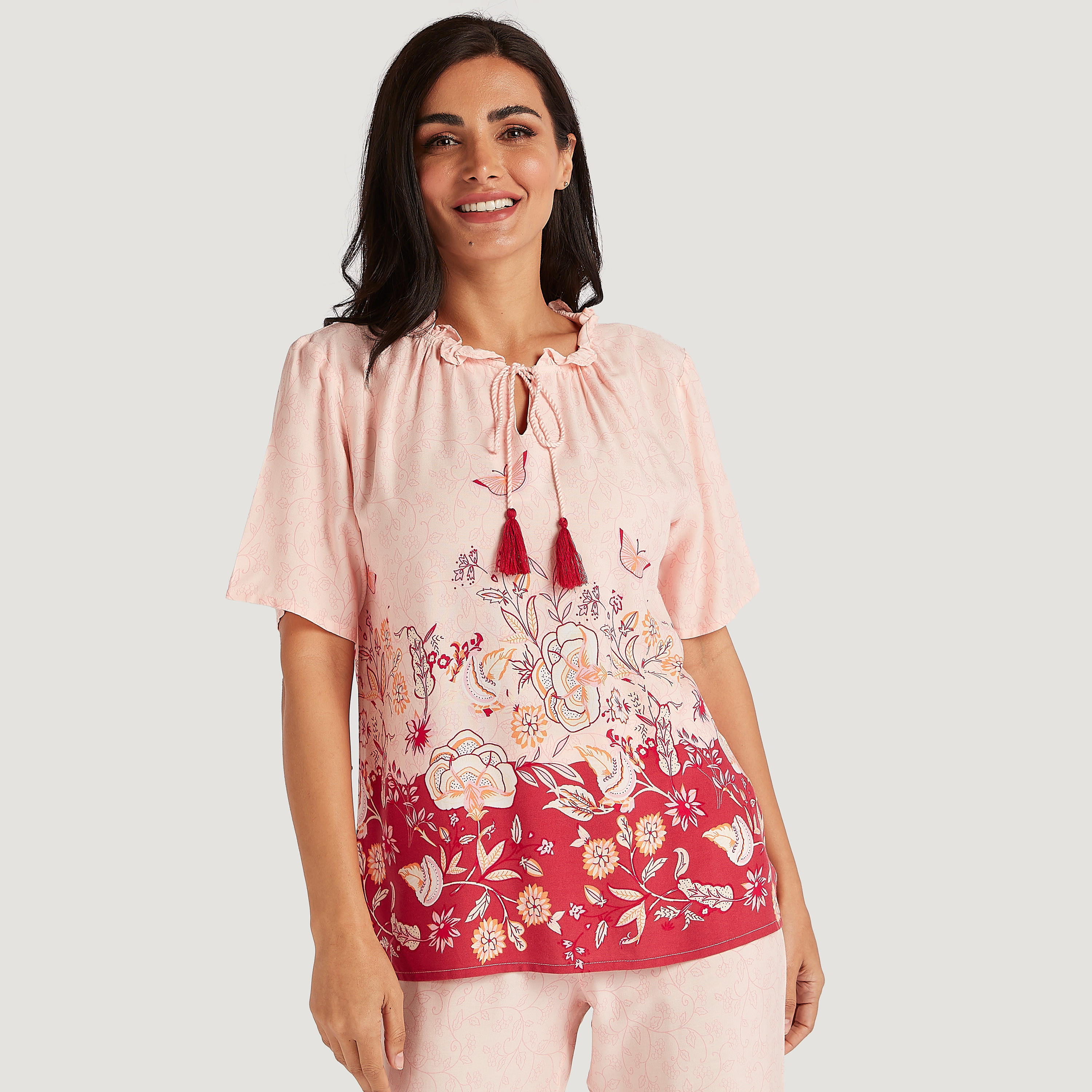 طقم من بنطلون بيجاما وتيشيرت بياقة رباط وطبعات-women-clothing-nightwear-pyjamas-longsets-image-2