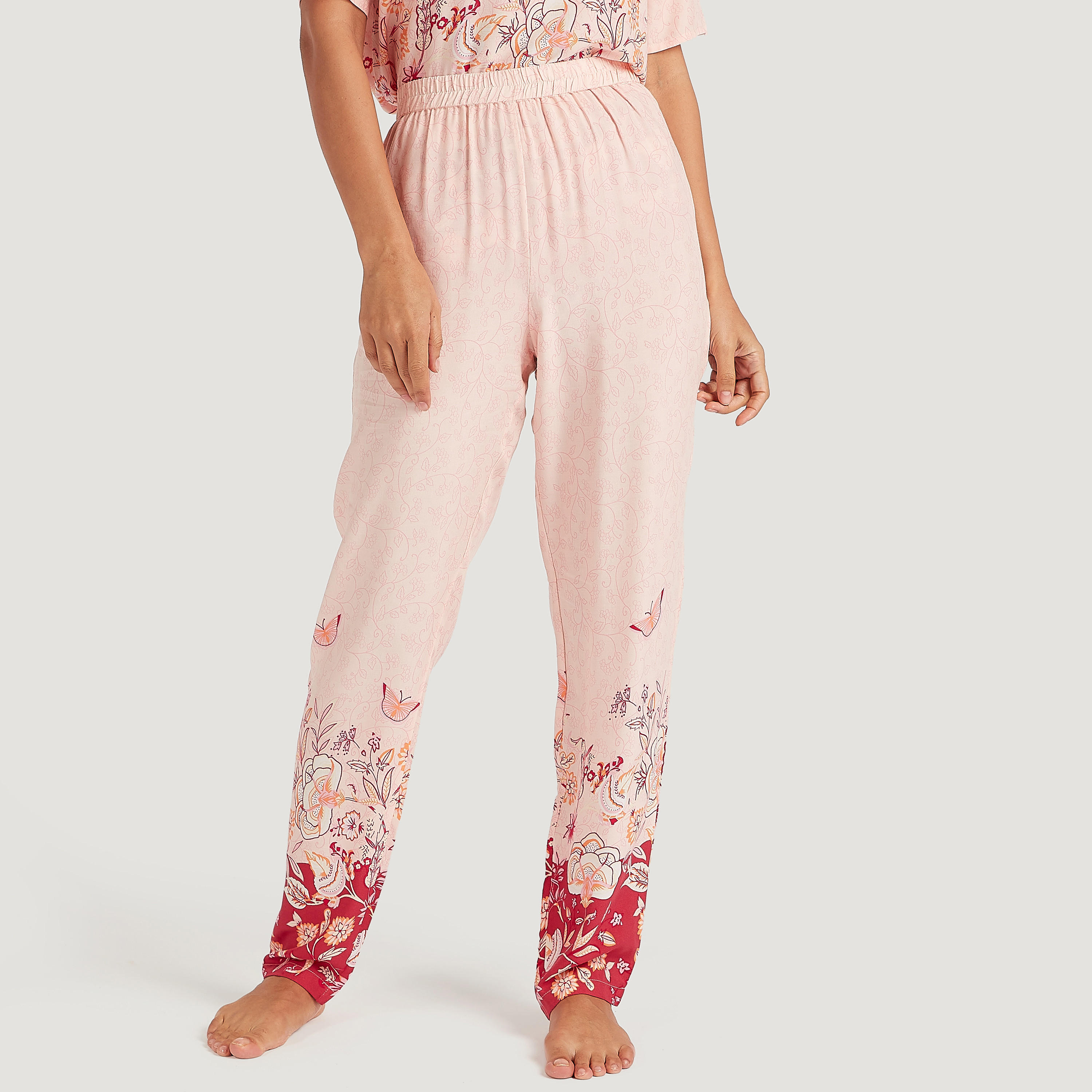 طقم من بنطلون بيجاما وتيشيرت بياقة رباط وطبعات-women-clothing-nightwear-pyjamas-longsets-image-1