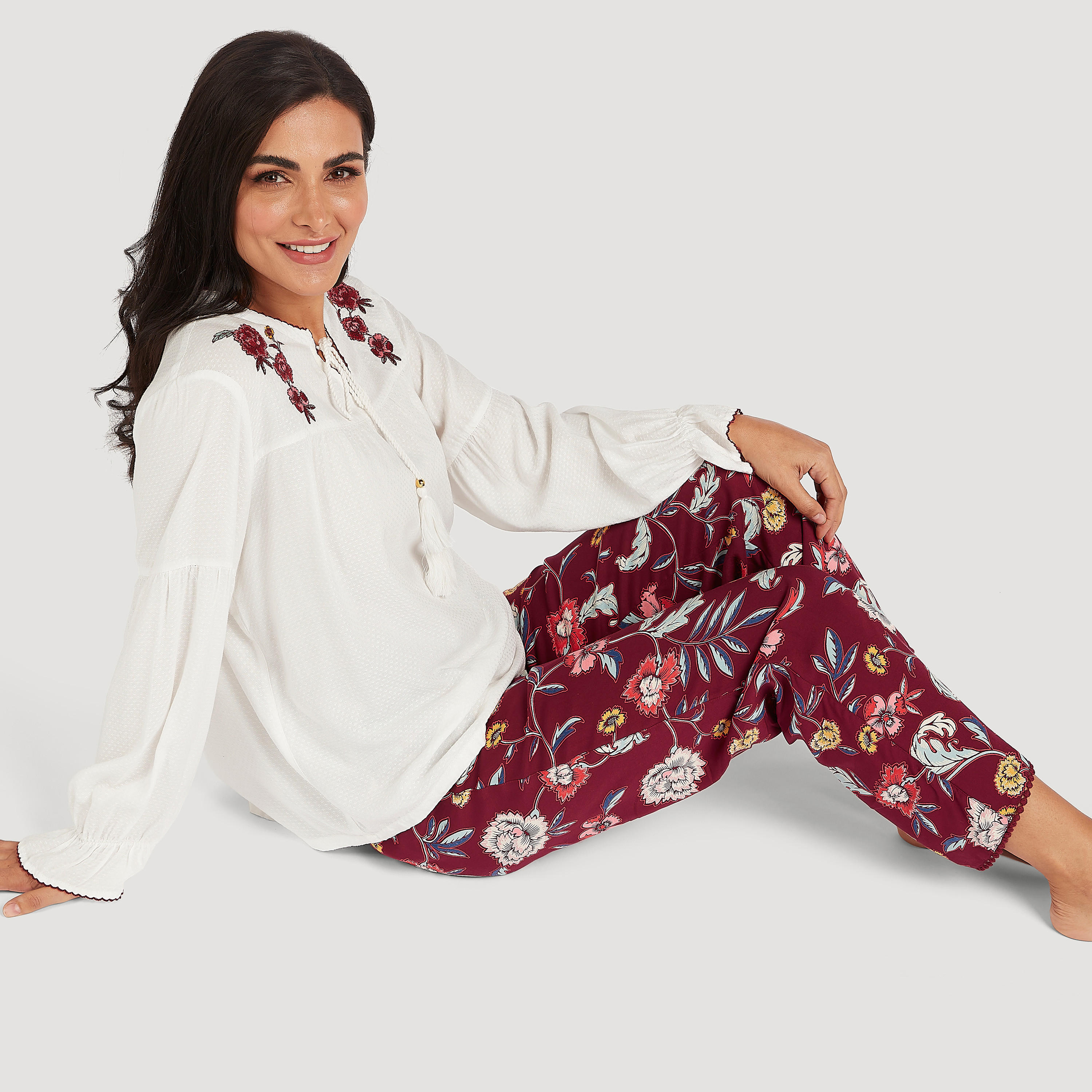 طقم من بنطلون بيجاما بطبعات زهرية وبلوزة مطرّزة-women-clothing-nightwear-pyjamas-longsets-image-8