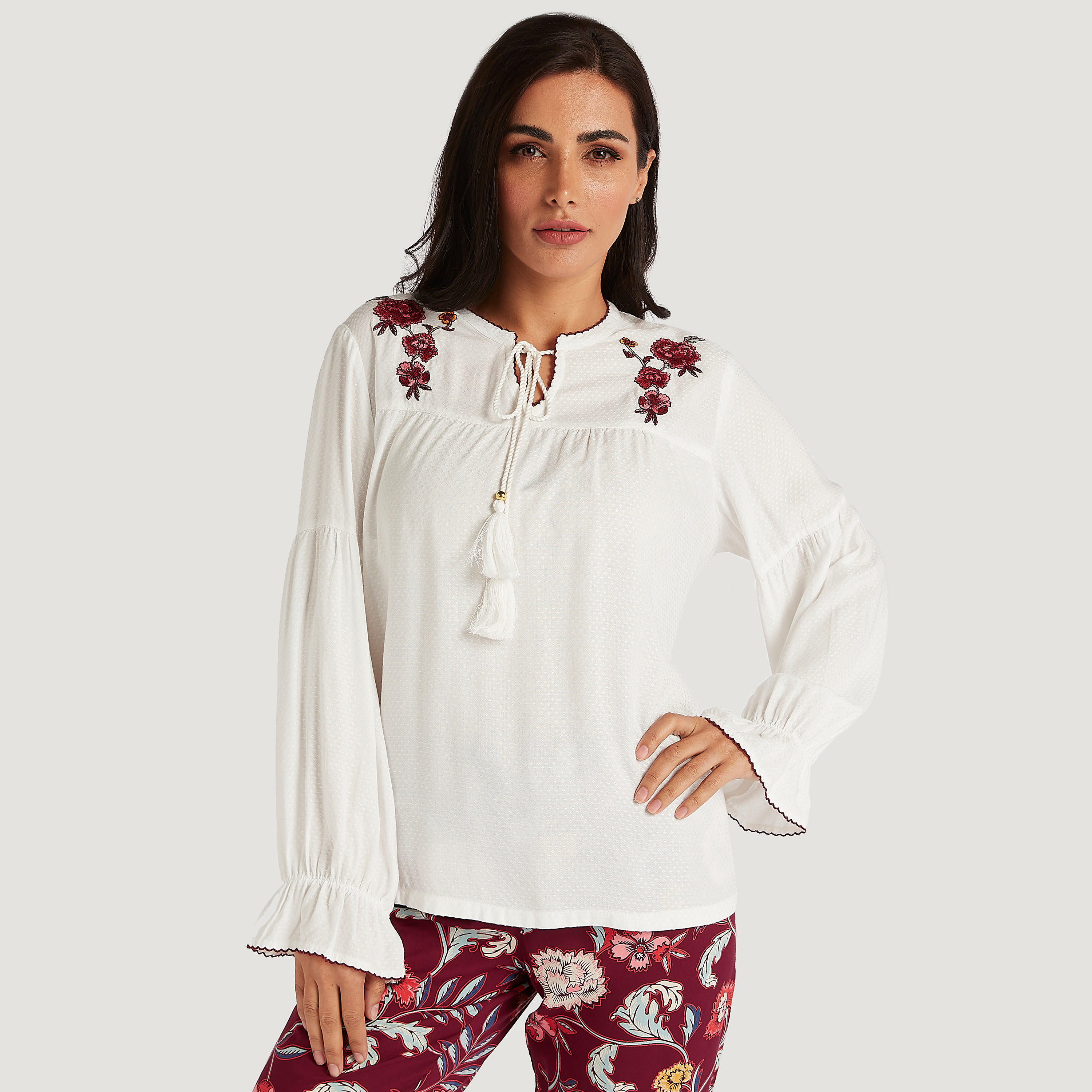 طقم من بنطلون بيجاما بطبعات زهرية وبلوزة مطرّزة-women-clothing-nightwear-pyjamas-longsets-image-7