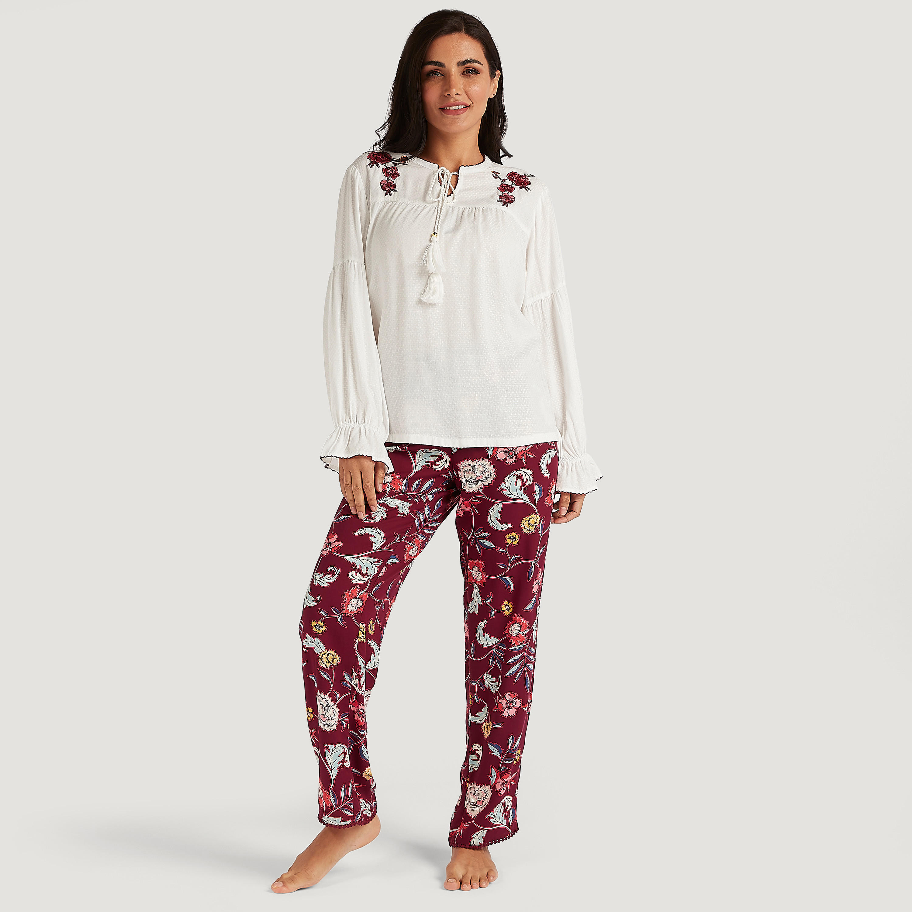 طقم من بنطلون بيجاما بطبعات زهرية وبلوزة مطرّزة-women-clothing-nightwear-pyjamas-longsets-image-6