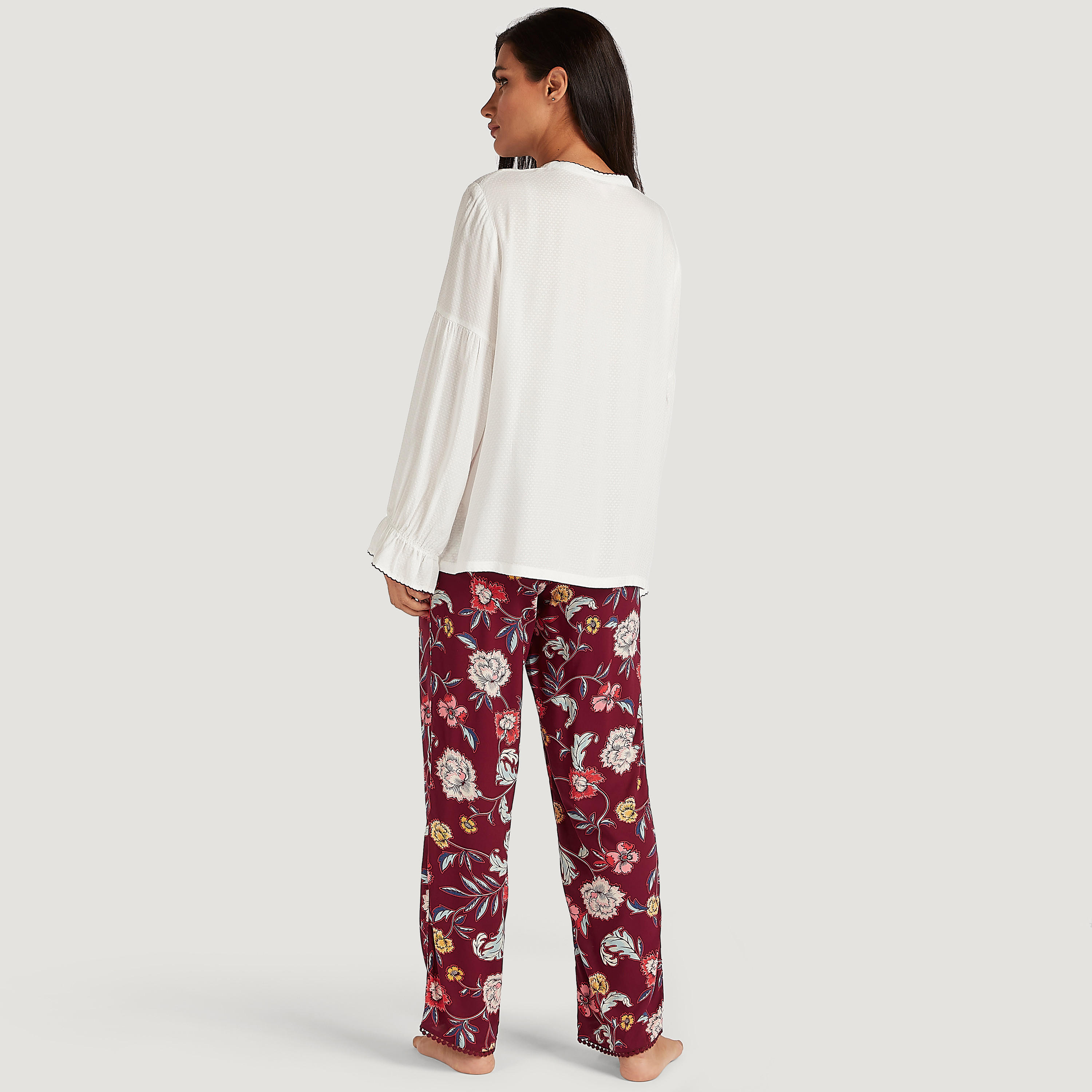 طقم من بنطلون بيجاما بطبعات زهرية وبلوزة مطرّزة-women-clothing-nightwear-pyjamas-longsets-image-5