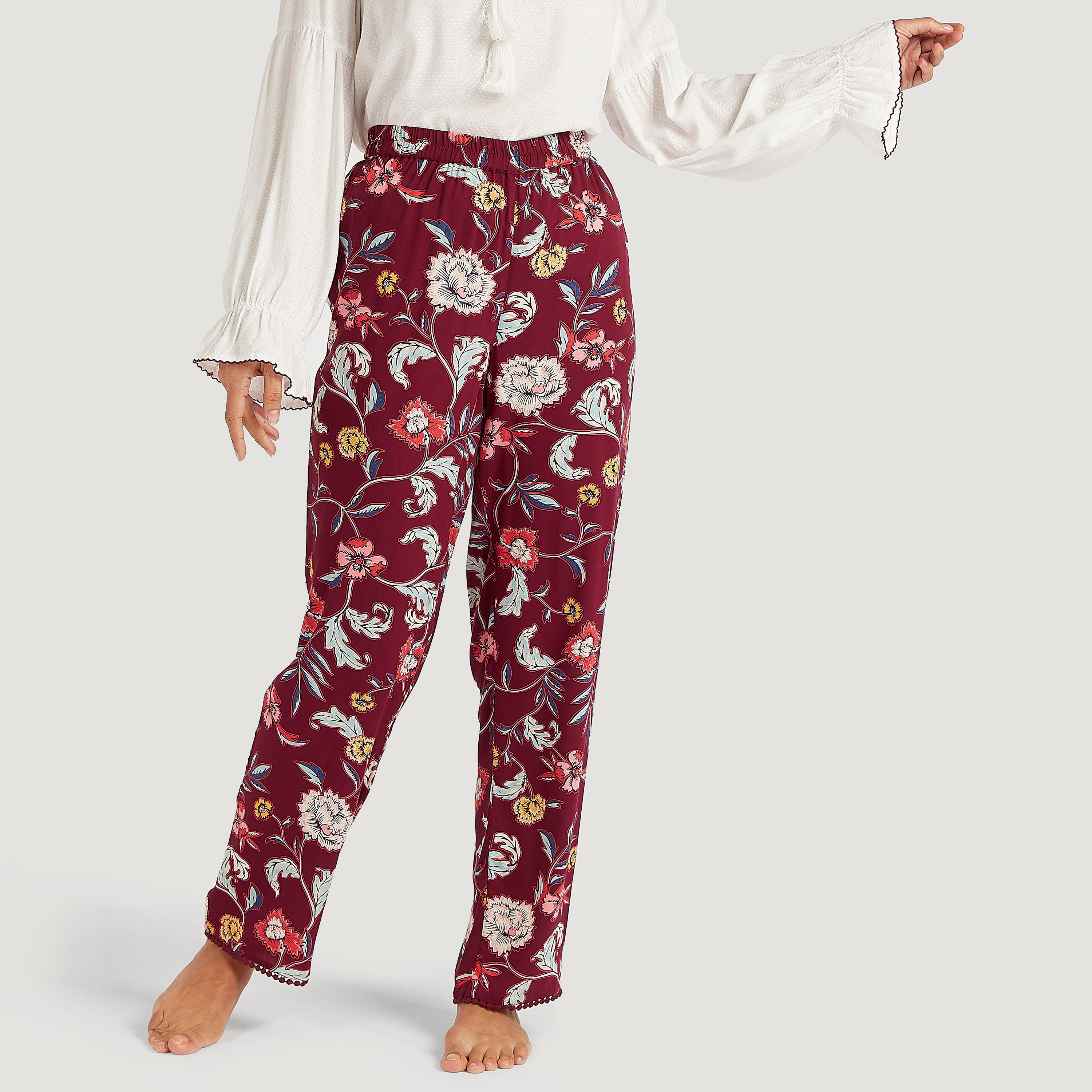طقم من بنطلون بيجاما بطبعات زهرية وبلوزة مطرّزة-women-clothing-nightwear-pyjamas-longsets-image-3