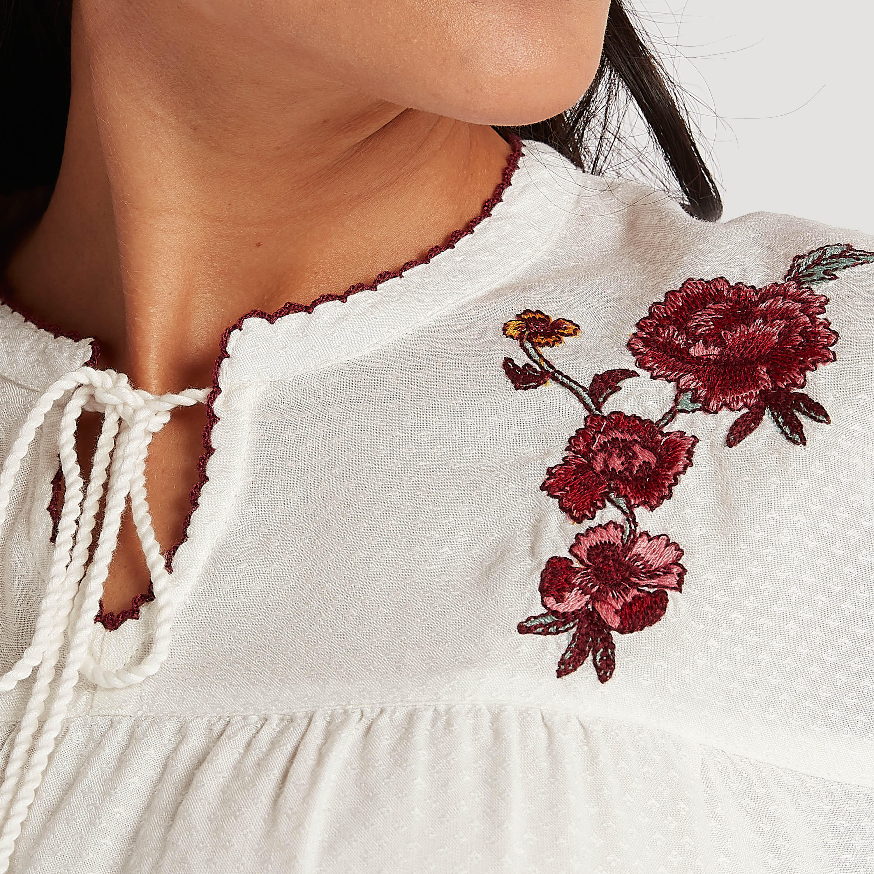 طقم من بنطلون بيجاما بطبعات زهرية وبلوزة مطرّزة-women-clothing-nightwear-pyjamas-longsets-image-2
