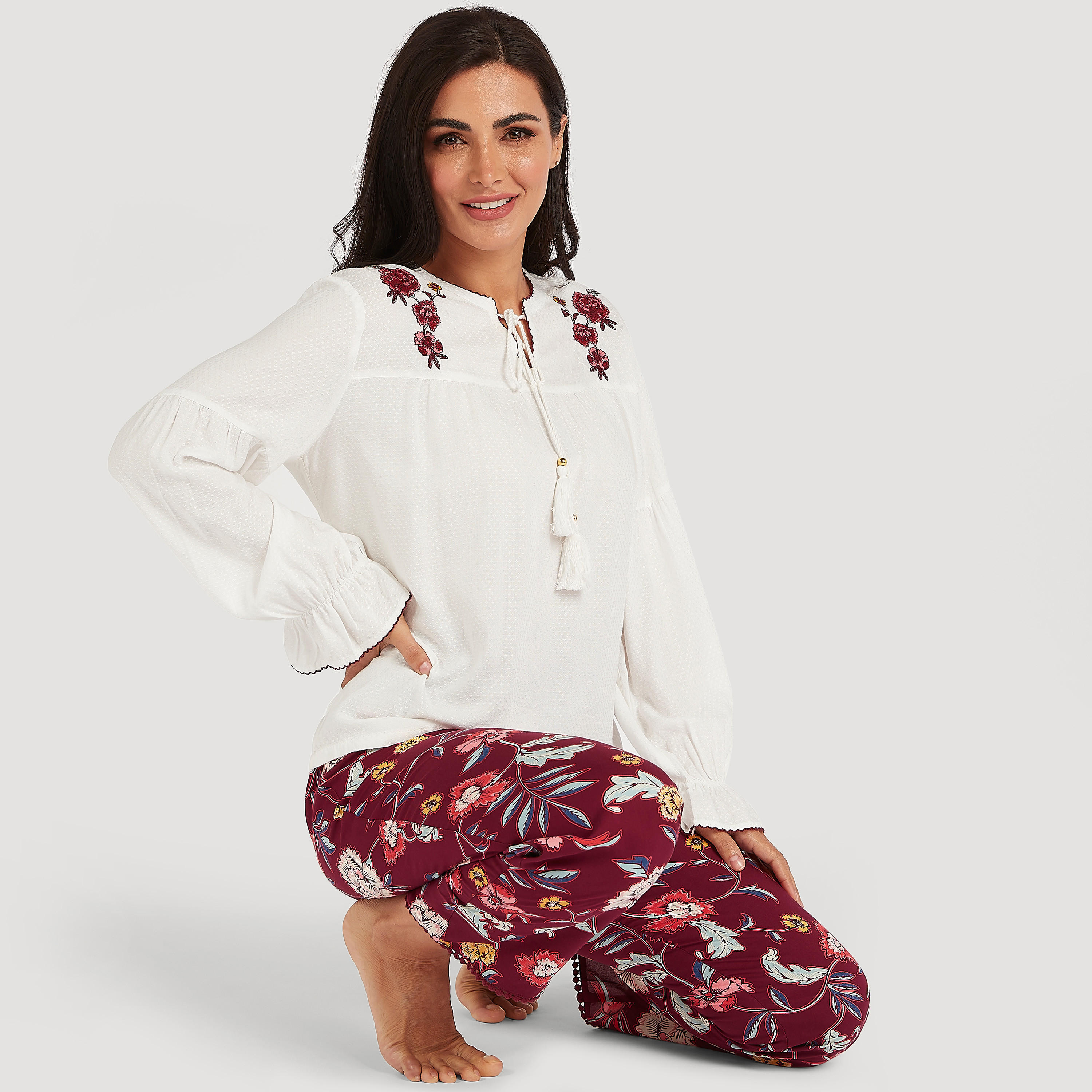 طقم من بنطلون بيجاما بطبعات زهرية وبلوزة مطرّزة-women-clothing-nightwear-pyjamas-longsets-image-1