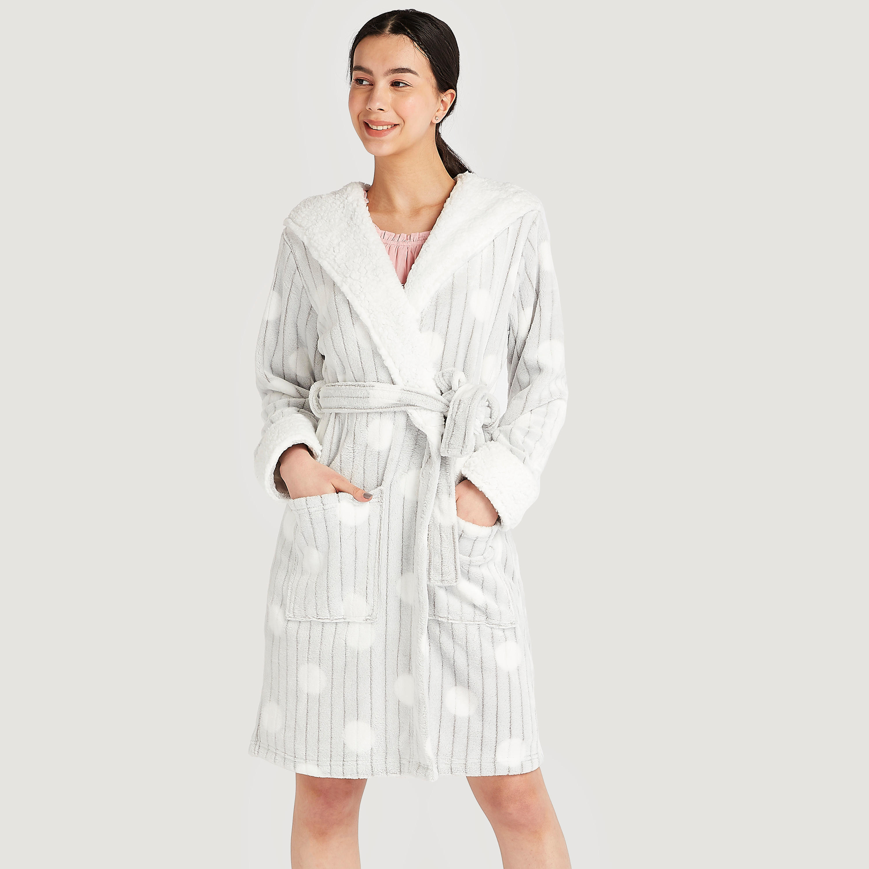 روب منقّط بقبعة وحزام برباط وجيوب-women-clothing-nightwear-robes-image-1