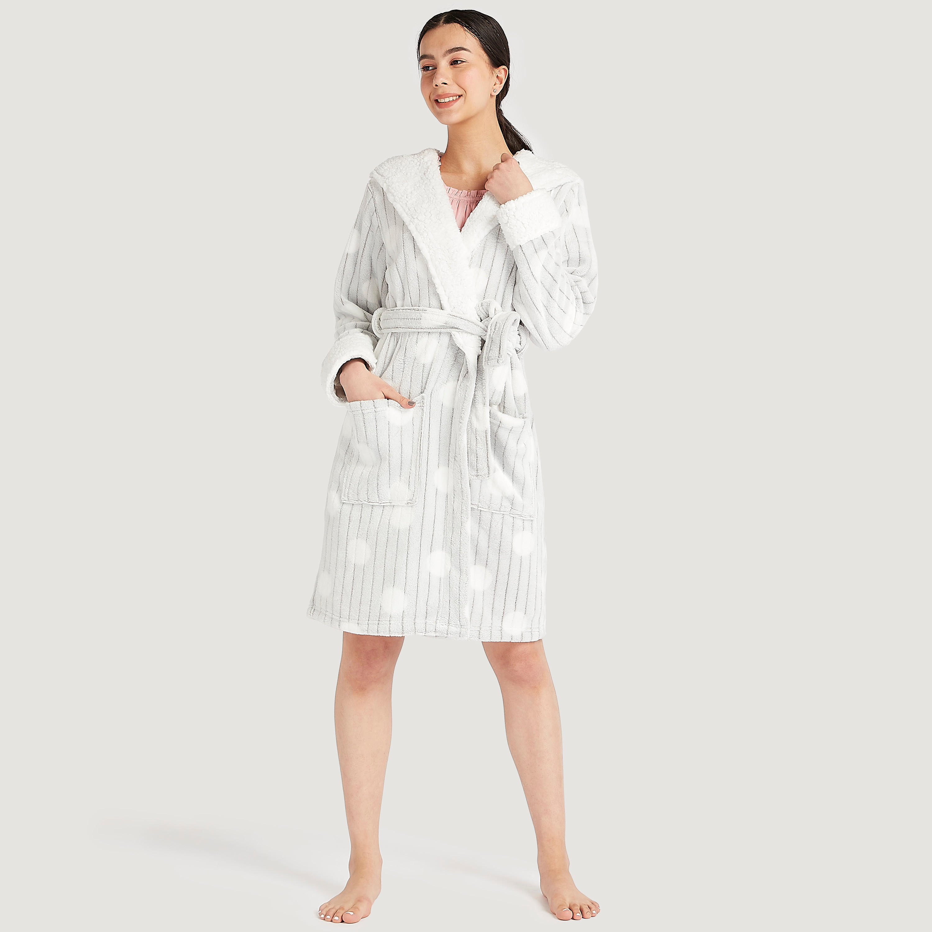 روب منقّط بقبعة وحزام برباط وجيوب-women-clothing-nightwear-robes-image-2