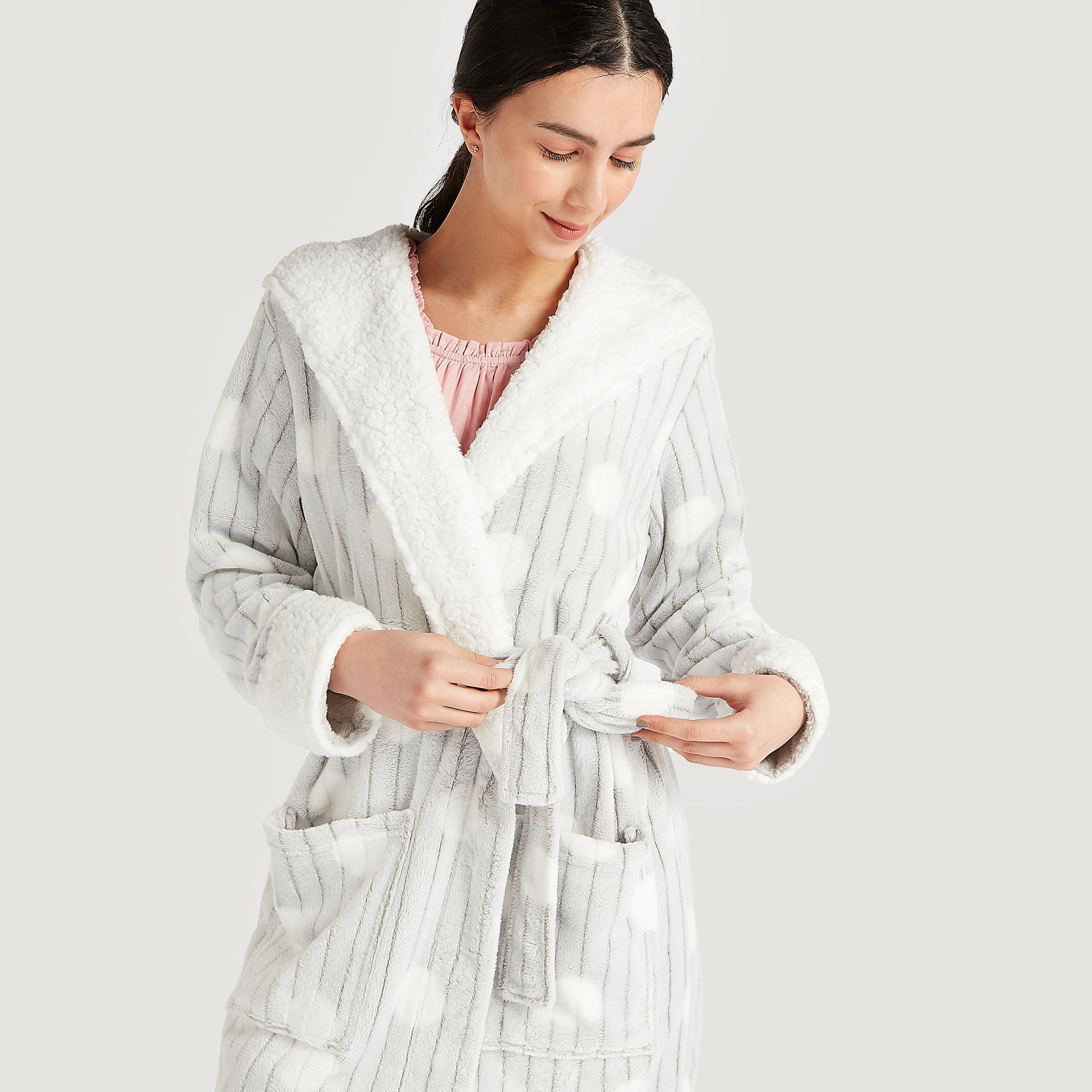 روب منقّط بقبعة وحزام برباط وجيوب-women-clothing-nightwear-robes-image-3