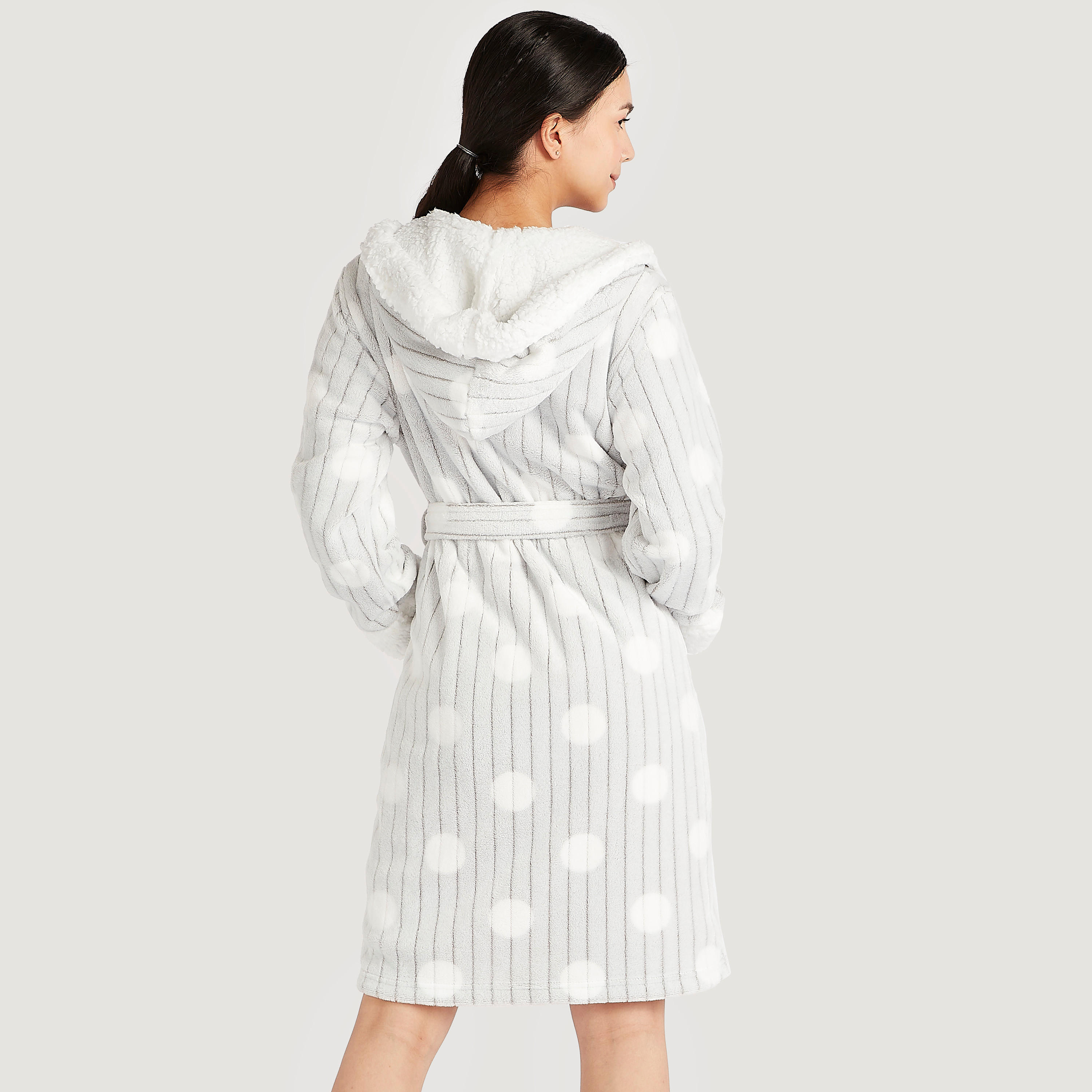 روب منقّط بقبعة وحزام برباط وجيوب-women-clothing-nightwear-robes-image-4